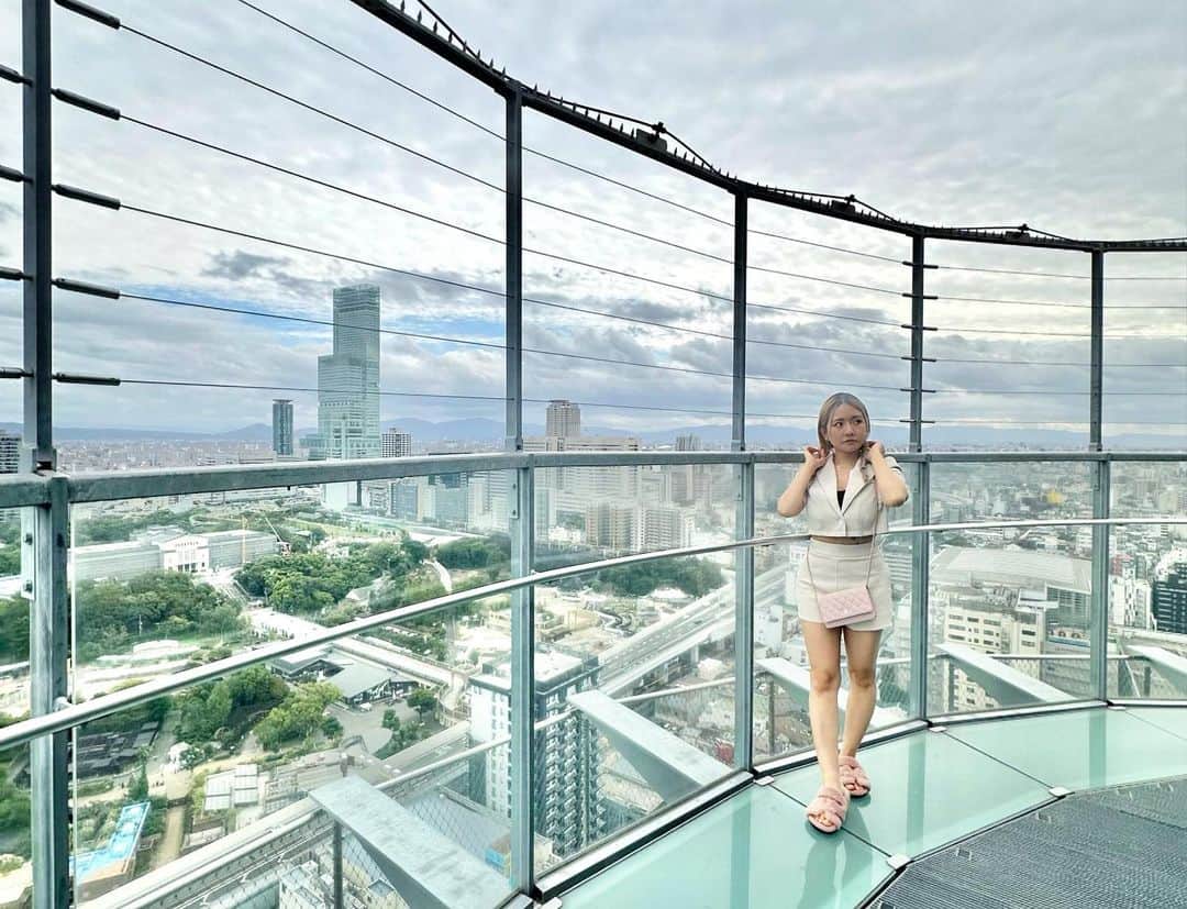 YuhKawasakiさんのインスタグラム写真 - (YuhKawasakiInstagram)「📍TIP THE TSUTENKAKU 🤍☁️🏙️ ： ： ： ： ： ： #通天閣#浪速区#恵比寿町#新世界#展望パラダイス#展望台からの景色 #大阪観光#大阪旅行##新世界観光#osaka🇯🇵 #osakatravel #tsutenkaku #跳ね出し展望台#tipthetsutenkaku #絶景スポット #高所#関西観光#関西旅行#shinsekai#osakacity #ビリケン#展望台巡り #高層階 #大阪デート#映え写真 #秋コーデ #大阪カメラ部 #一眼レフ撮影 #大阪の空」10月8日 17時53分 - yuhkawasaki