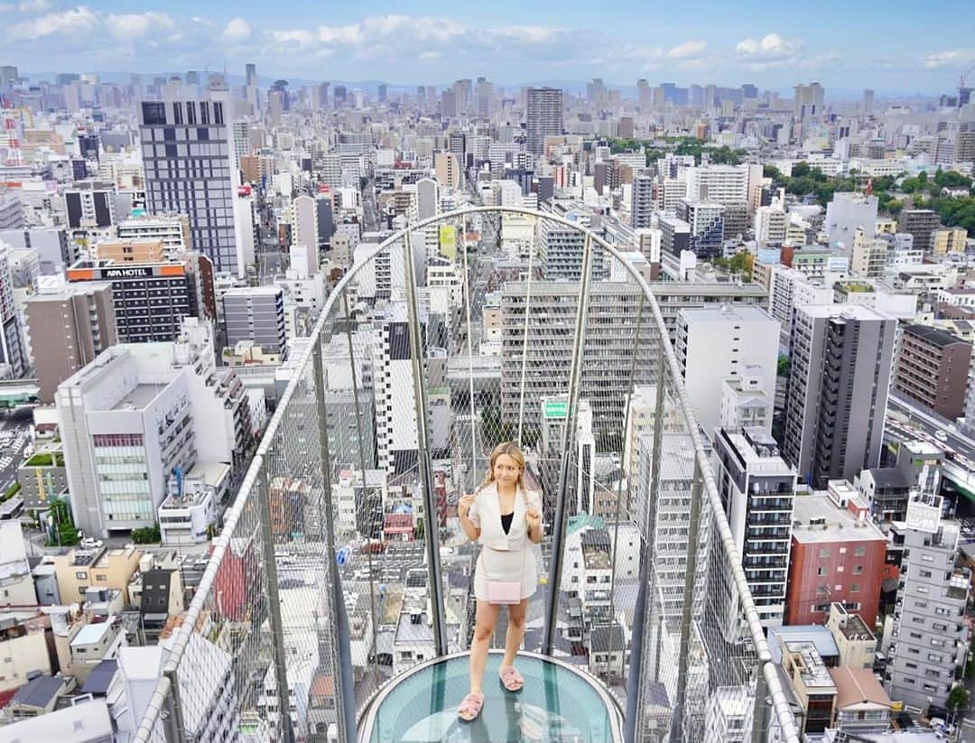 YuhKawasakiさんのインスタグラム写真 - (YuhKawasakiInstagram)「📍TIP THE TSUTENKAKU 🤍☁️🏙️ ： ： ： ： ： ： #通天閣#浪速区#恵比寿町#新世界#展望パラダイス#展望台からの景色 #大阪観光#大阪旅行##新世界観光#osaka🇯🇵 #osakatravel #tsutenkaku #跳ね出し展望台#tipthetsutenkaku #絶景スポット #高所#関西観光#関西旅行#shinsekai#osakacity #ビリケン#展望台巡り #高層階 #大阪デート#映え写真 #秋コーデ #大阪カメラ部 #一眼レフ撮影 #大阪の空」10月8日 17時53分 - yuhkawasaki