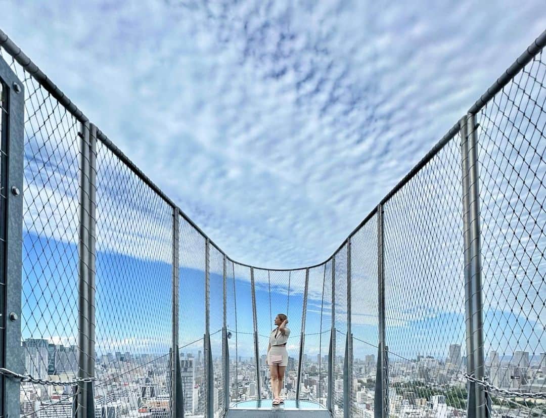 YuhKawasakiさんのインスタグラム写真 - (YuhKawasakiInstagram)「📍TIP THE TSUTENKAKU 🤍☁️🏙️ ： ： ： ： ： ： #通天閣#浪速区#恵比寿町#新世界#展望パラダイス#展望台からの景色 #大阪観光#大阪旅行##新世界観光#osaka🇯🇵 #osakatravel #tsutenkaku #跳ね出し展望台#tipthetsutenkaku #絶景スポット #高所#関西観光#関西旅行#shinsekai#osakacity #ビリケン#展望台巡り #高層階 #大阪デート#映え写真 #秋コーデ #大阪カメラ部 #一眼レフ撮影 #大阪の空」10月8日 17時53分 - yuhkawasaki