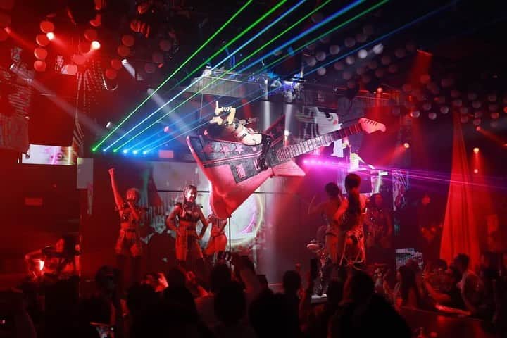 Rilyさんのインスタグラム写真 - (RilyInstagram)「We will Rock you🎸  お客様フォト📸 お写真ありがとう❤️‍🔥 ． ． ． #バーレスク東京#スーパーバーレスク東京 #burlesquetokyo#partyon#partyontokyo  #show#showgirl#dance#pole#poledance #nightclub#roppongi#六本木 #partyon#partyontokyo  #エンタメ活動を止めない」10月8日 17時47分 - rily_burlesque
