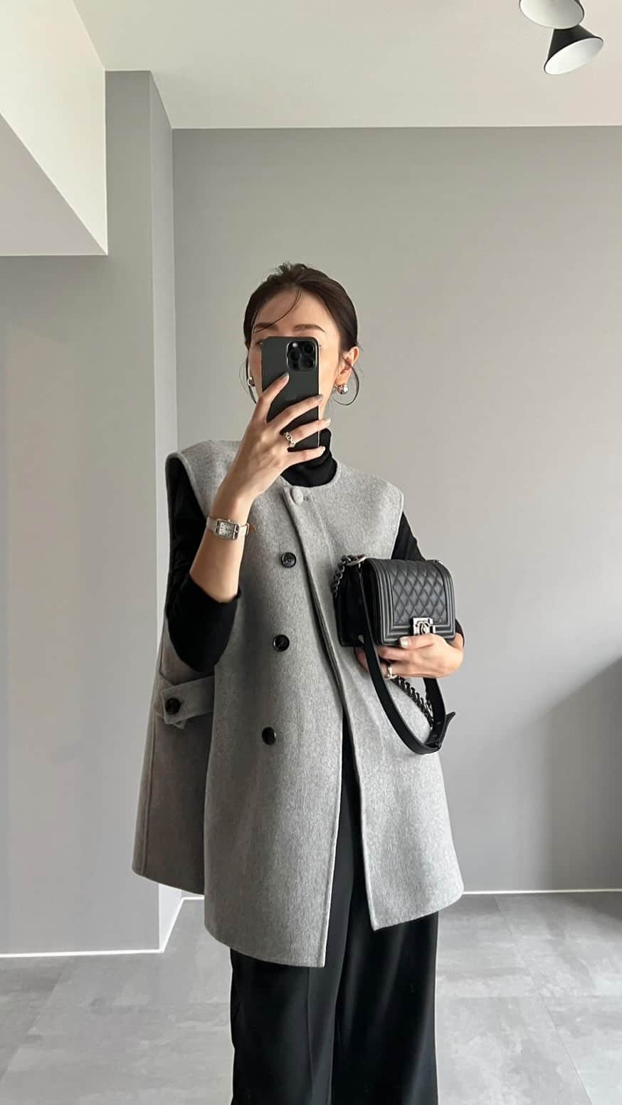 金子麻貴のインスタグラム：「ウールのリバーベスト一枚プラスするだけで暖かくなるしオシャレ見え❤️  ネイビーもシックで可愛いけどグレーも捨てがたい🩶 サイドの切り替えとベルトボタンがポイント。  @re_gleam  10/9 (月)20:00〜  急に肌寒くなったからリップも秋カラーに。 @chanel.beauty   香りはずっと大好きなイングリッシュペア&フリージア @jomalonelondon   #outfit#reels#reelsinstagram#regleam#chanel#ベスト#ウールベスト#重ね着#秋冬コーデ#シンプルコーデ#大人コーデ#ママコーデ#ベーシックコーデ」