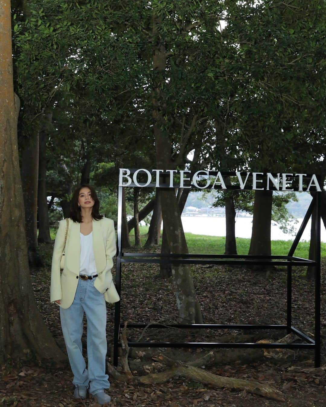 佐藤晴美のインスタグラム：「Bottega Venetaにご招待していただき、自然派生した国際的なミュージックフェスティバルKYOTOPHONIEへ🌱🤍  舞台は、 日本海側の宮津湾にある天橋立。 日本三景の一つということで、 とても楽しみにしていました！  自転車で天橋立を渡りながら、 自然豊かな景色を見てアーティストの皆様の音楽を聴く とても豊かな体験🍃  夜になると静寂する辺りの雰囲気もとても素敵で、 その中でゆるっと流れる音楽がまた良くて。  つい踊っちゃいましたけども😆🫶  普段なかなか来ることができない場所に来て、 自然に触れたり音楽に癒されたり。 非日常的で沢山心が動く時間でした😊  #bottegaveneta ありがとうございました✨  #kyotophonie #PR」