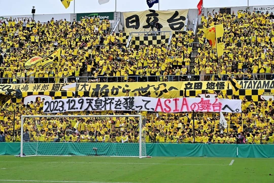 小屋松知哉のインスタグラム：「タイトルまであと1勝。 国立を黄色に染めた応援よろしくお願いします。  今日は外してごめんなさい。 反省して、前を向いていい準備して決勝でとります！ 残りJリーグ5試合と天皇杯決戦、みんなで戦いましょう。  #14」