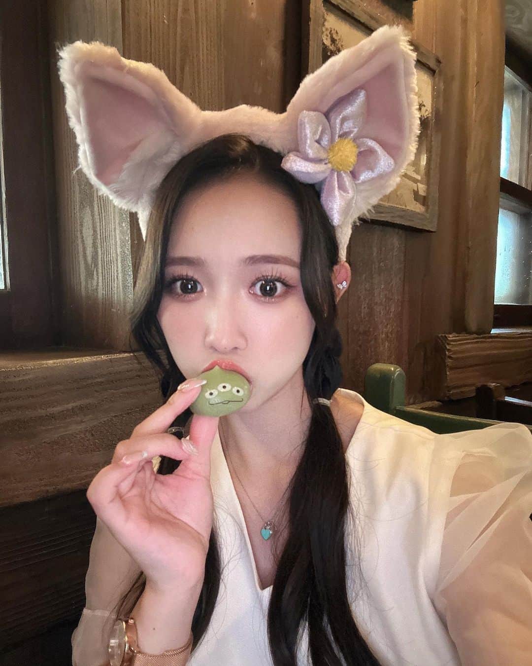 山本瑠香のインスタグラム：「ディズニーフード なに食べてもおいしい💞🫧  リトルグリーンまんと 40周年バージョンのうきわまん！ . . . #ディズニーシー #ディズニー #ディズニーリゾート #ディズニーシーグルメ #東京ディズニーシー  #リーナベル #リーナベルコーデ #ピンクコーデ #disney #disneysea #tokyodisneysea #tokyodisneyresort」