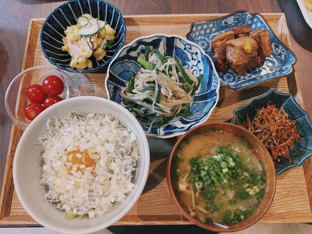 カジサック&ヨメサックのインスタグラム：「しらす丼で楽をしようと思ったのに、野菜足りないなーとか、お弁当のおかずもーとか思ってたら作りすぎて結局疲れた晩御飯です😂  ⚫︎しらす丼 ⚫︎豚ニラもやし炒め ⚫︎きんぴらごぼう ⚫︎マカロニサラダ ⚫︎角煮（ホットクック先生） ⚫︎ミニトマト ⚫︎ごぼうとえのきと大根とお揚げのお味噌汁  でした☺︎ホットクック先生の角煮初チャレンジでしたがとっても美味しくできました😆  #晩御飯」