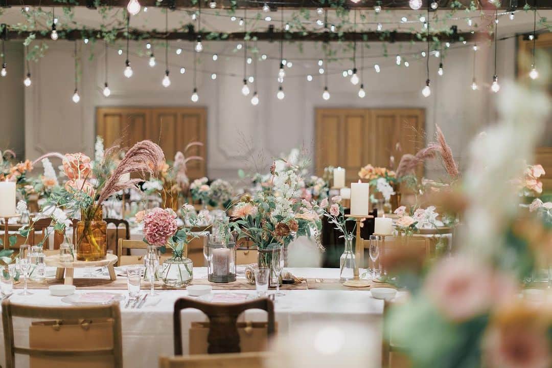 TRUNK BY SHOTO GALLERYのインスタグラム：「decoration 空間に「ひと」が入り完成する  ◻︎decorationdesigner @iwamoto.tsg  ◻︎propdesigner @shinotsuka.tsg  ◻︎spacedesigner @hirasawa.tsg   #decoration #装飾 #披露宴会場コーディネート  #メインテーブル装花  #trunkbyshotogalally  #trunkwedding #wedding」