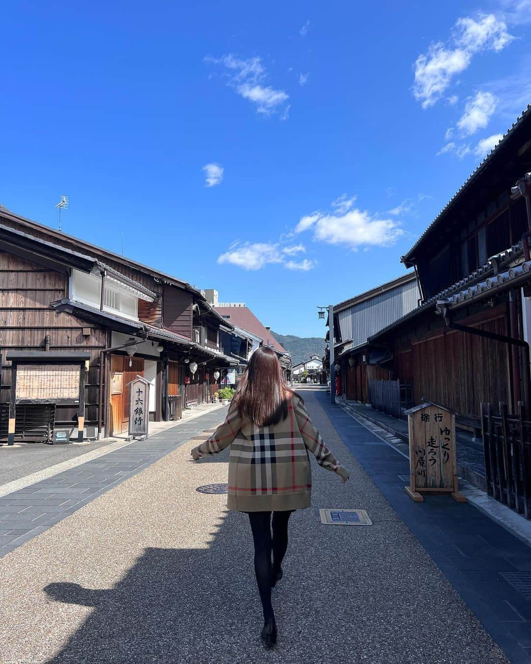 山本里菜さんのインスタグラム写真 - (山本里菜Instagram)「. 気持ちのいい青空〜🪽  #岐阜 #モネの池」10月8日 17時51分 - rinayamamoto_0622