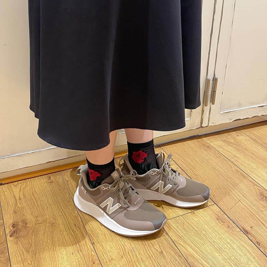 lazyswankamataのインスタグラム：「👟New Balance👟 . いつでもどこでも“自分らしくスタイリッシュに快適に” 過ごせるウォーキングシューズ「UA900 v1」。 使いやすいカラーで、クッション性& 防滑性と耐久性にも優れたデザインです♪ . color▶︎Black,Navy,Brown size▶︎22.0〜25.0㎝ price▶︎¥10,890(税込) . #LazySwan #レイジースワン #東急プラザ #tokyuplaza #蒲田 #東急プラザ蒲田 #Tokyo #東京 #sneaker #スニーカー #スニーカーコーデ #newbalance #ニューバランス #大人可愛い #ガーリー #ガーリーコーデ #カジュアル #カジュアルコーデ #あしもと倶楽部 #おしゃれさんと繋がりたい #2023aw #秋 #秋靴 #ua900」