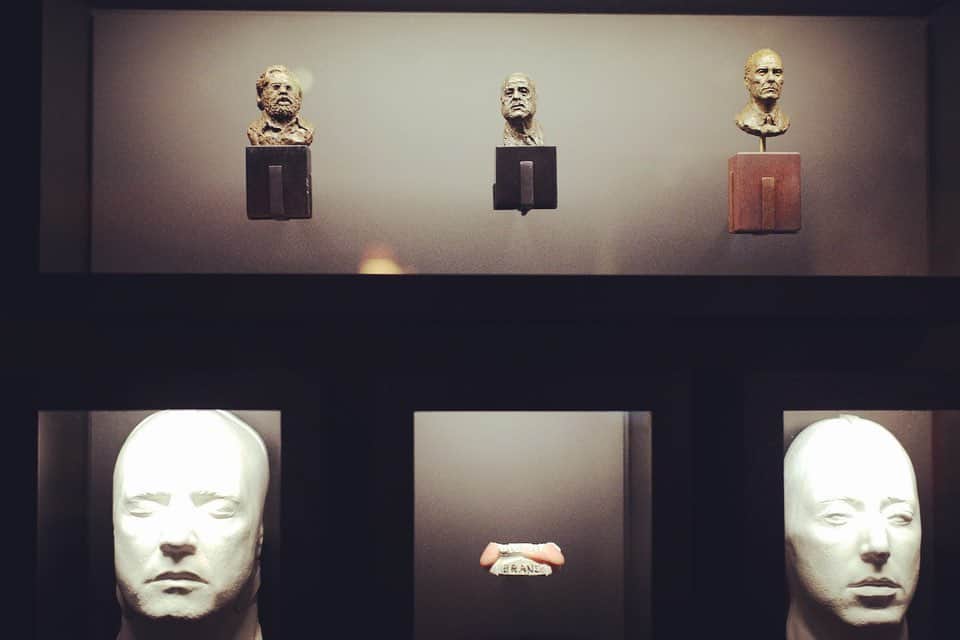 妻夫木聡さんのインスタグラム写真 - (妻夫木聡Instagram)「#academymuseum 新しくできたアカデミー映画博物館へ   本物のR2-D2とC-3POに会えた！ 想像より大きかったなぁ 頭の上からのつま先までじっくりと見たけど、細部までしっかり作られてたよ 細かい傷までしっかりと刻んでいるところに、ハリウッドの映画人の愛を感じました😭  #アカデミー映画博物館 #starwars  #r2d2  #c3po  #ゴッドファーザーコーナーも最高です #godfather #ロサンゼルス  #losangeles」10月8日 18時01分 - satoshi_tsumabuki_official
