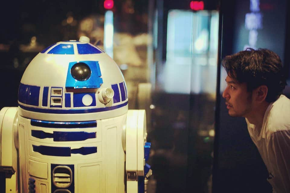 妻夫木聡のインスタグラム：「#academymuseum 新しくできたアカデミー映画博物館へ   本物のR2-D2とC-3POに会えた！ 想像より大きかったなぁ 頭の上からのつま先までじっくりと見たけど、細部までしっかり作られてたよ 細かい傷までしっかりと刻んでいるところに、ハリウッドの映画人の愛を感じました😭  #アカデミー映画博物館 #starwars  #r2d2  #c3po  #ゴッドファーザーコーナーも最高です #godfather #ロサンゼルス  #losangeles」