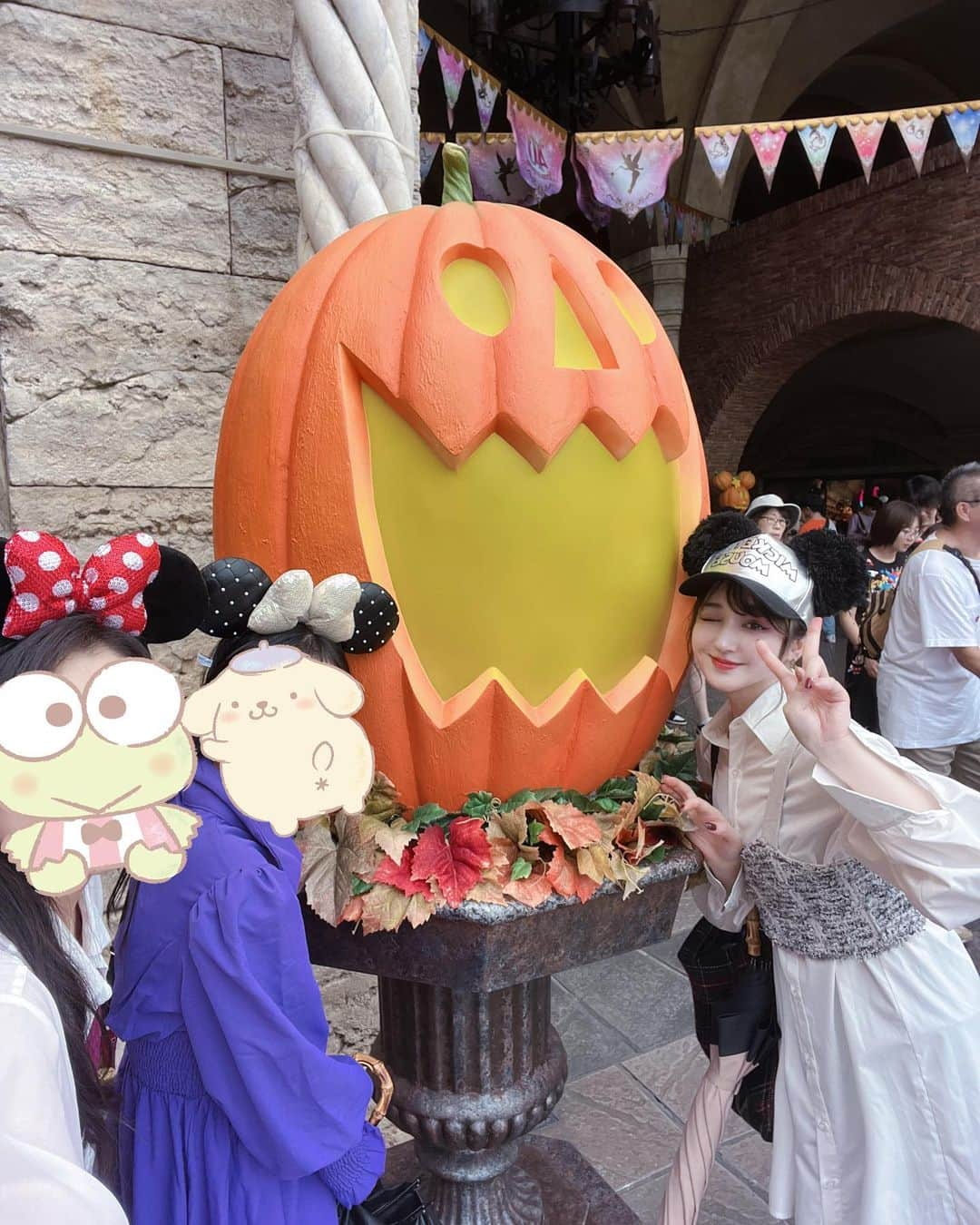 新希咲乃さんのインスタグラム写真 - (新希咲乃Instagram)「親友の誕生日にDハロして来た🎃💛 混んでたけど乗り物はお目当て乗れたし、好きなレストランのカナレットも予約できて満足〜！！！  この日は34度くらいあって秋らしさゼロだったけど…秋っぽいコーデしました𓀀𓀁𓀃  👔 @mercuryduo_com  🩳 @grl_official  🥾 @evris_official  👀 @hotel_lovers.official   #miium  #プリズムスター    #Dハロ  #ハロウィン  #ハロウィンディズニー  #ディズニーシー  #disneysea  #tokyodisneysea」10月8日 17時55分 - niki_sakino