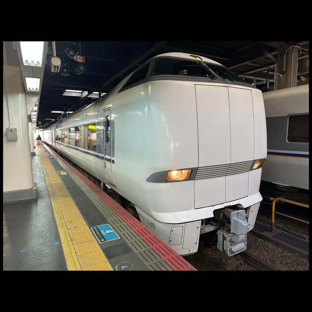 伊藤壮吾さんのインスタグラム写真 - (伊藤壮吾Instagram)「#今日の鉄道 1195番線 特急能登かがり火5号に乗車。 和倉温泉駅に来たのは十数年ぶりでしょうか。 和倉温泉駅のみどりの券売機プラスで買い物をしました。」10月8日 17時57分 - sougo05com_rapid