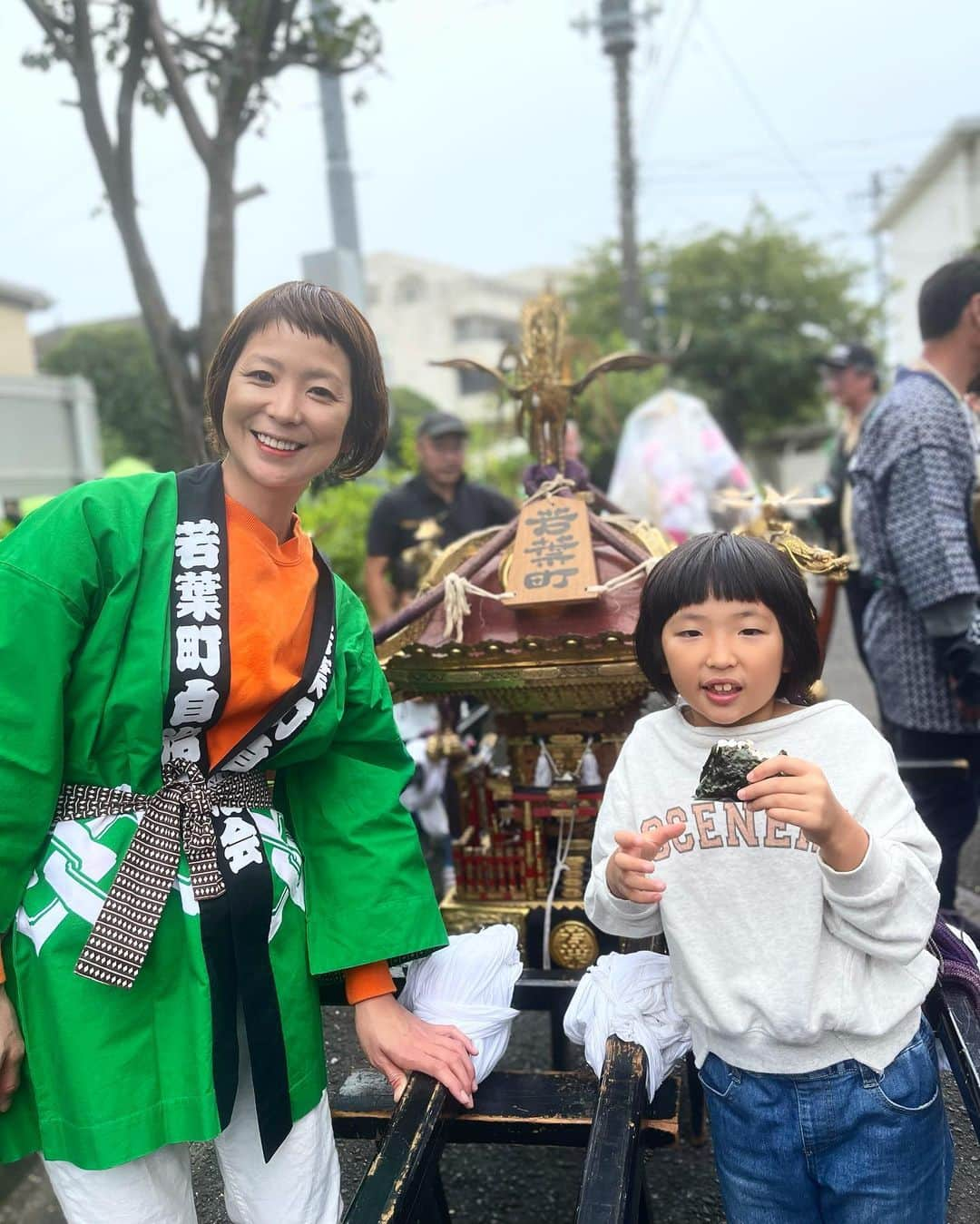 新井美穂のインスタグラム：「今日は4年振りに開催の近所の秋祭りへ🍂 楽しかった〜❤️  お祭りのビンゴゲームで当たって、「クレーンゲーム」をチョイスした私に対して 「他のが良かった」としつこくブチギレてきてたくせに 家帰ってきたら クレーンゲームに夢中の娘（笑）  今日はいい一日だったね❤️  #娘7歳4ヶ月」