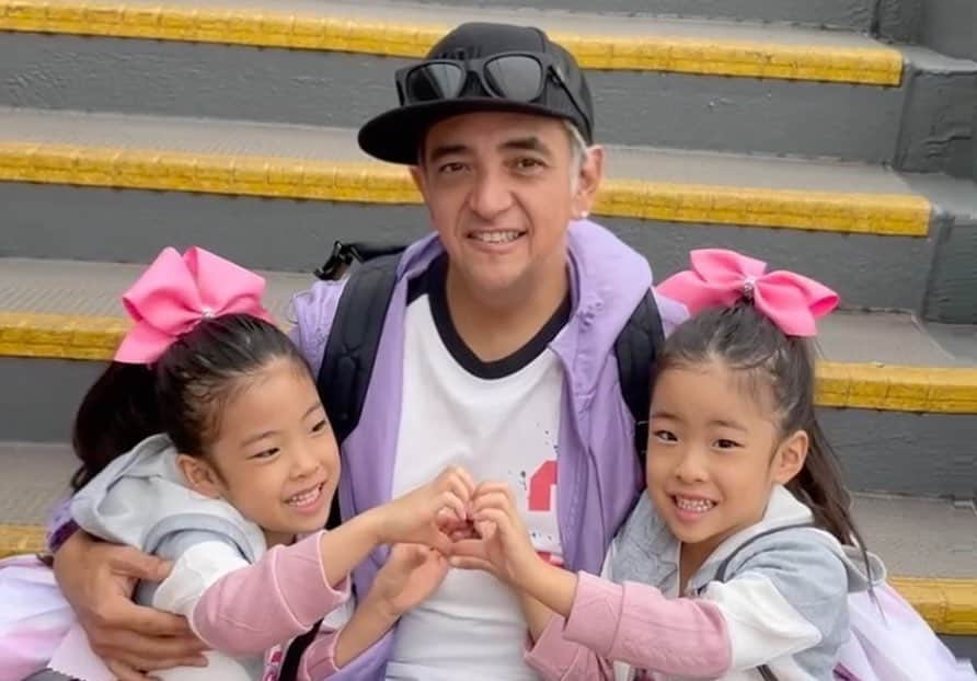 DJ TAROのインスタグラム：「社会人ラグビー🏉のハーフタイムショーでチアリーディングした双子さん👧👧 結構大きいステージだよね😁 頑張って踊りましたー 今日は先生たちのパフォーマンスもあって双子さんも興奮❗️」