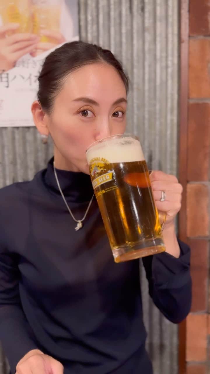 尾形沙耶香のインスタグラム：「たまたま見つけてしまった大ジョッキ🍺 1杯だけと心に決めたのに.. 2杯飲んじゃった😂  #datenight 👫🏻 #ビール部　🍻」