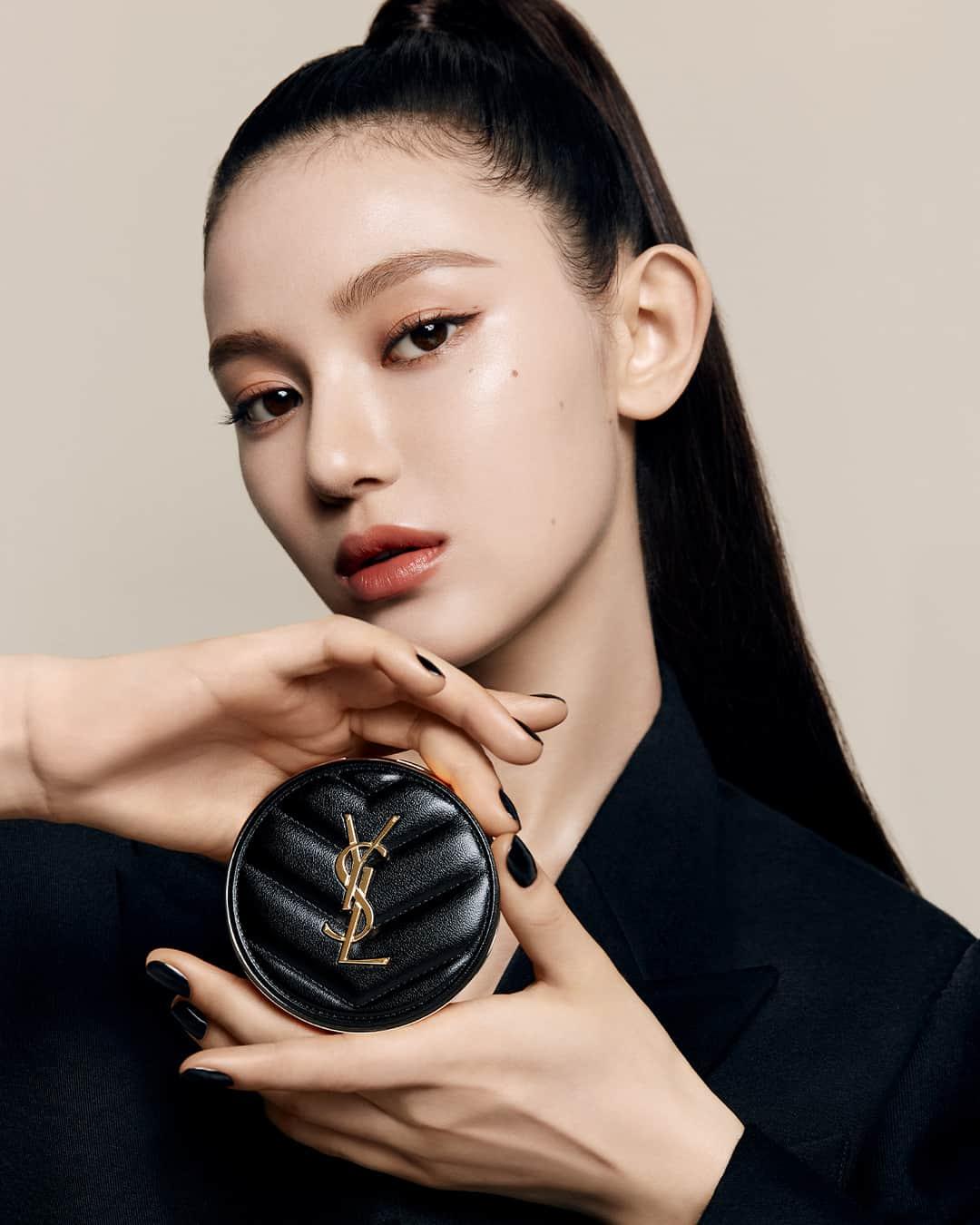 Yves Saint Laurent Beautyさんのインスタグラム写真 - (Yves Saint Laurent BeautyInstagram)「Embrace the radiance like #Danielle with the smooth, natural finish of LE CUSHION ENCRE DE PEAU to balance skin and instantly blur imperfections.   #YSLBeauty #LeCushion #입생로랑뷰티 @NewJeans_Official」10月8日 18時00分 - yslbeauty