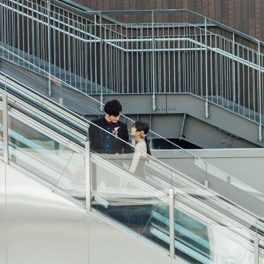 PIARYさんのインスタグラム写真 - (PIARYInstagram)「＼ 前撮りレポをご紹介💕 ／  東京駅でロケーションフォトをされた花嫁さま♪  結婚式で大切にされたポイントや想いを インタビューさせていただきましたのでご紹介します🎤🧡  ①後撮りのテーマを教えてください！ 👰「ネイビーカラードレス×街撮り」  ②今回ご紹介させていただくお写真で一番こだわったことは何ですか？  👰「ネイビーのマーメイドドレスにビビットピンクのブーケを差し色で合わせ、大人可愛いコーデに仕上げたことです。」  ③後撮り撮影時にやってよかったことを教えてください！ 👰「日中になると人が増えてきて撮影がしづらくなってしまうので 早朝から撮影したことです。」  ④後撮りを終えての感想を教えてください♡ 👰「撮影を早朝にしたおかげで映り込みも少なく、まるで2人きりのような素敵な写真をたくさん撮ってもらうことができました😍 集合時間が早かったので、髪はセルフアレンジでしたが、卒花の友達がアクセサリーを貸してくれたおかげで華やかになりました❤️」  素敵なお写真は @1016_k_h_wedding さまからお借りしました♪ ぜひ参考にしてみてください☺️♥  ::::::::::୨୧::::::::::୨୧::::::::::୨୧:::::::::::୨୧::::::::::୨୧::::::::::୨୧:::: ウェディングアイテム通販サイトなら《 @piary_inst 》 人気のアイテムや結婚式準備のお役立ち情報を毎日配信中😊 ::::::::::୨୧::::::::::୨୧::::::::::୨୧:::::::::::୨୧::::::::::୨୧::::::::::୨୧::::  ＼PIARY花嫁サポーター 大募集！✨／  #ピアリー #piahana #piary花嫁サポーター の ハッシュタグをつけて、インスタに投稿しよう♪ 結婚式準備や当日の様子などをシェアしていただける方は DMまたはコメントお待ちしております🍀  #PIARY #ピアリー #結婚式 #結婚式準備 #結婚準備 #ウェディング #結婚 #プレ花嫁 #プレ花嫁さんと繋がりたい #プレ花嫁準備 #花嫁 #ナチュラルウェディング #ロケーションフォト」10月8日 18時00分 - piary_inst