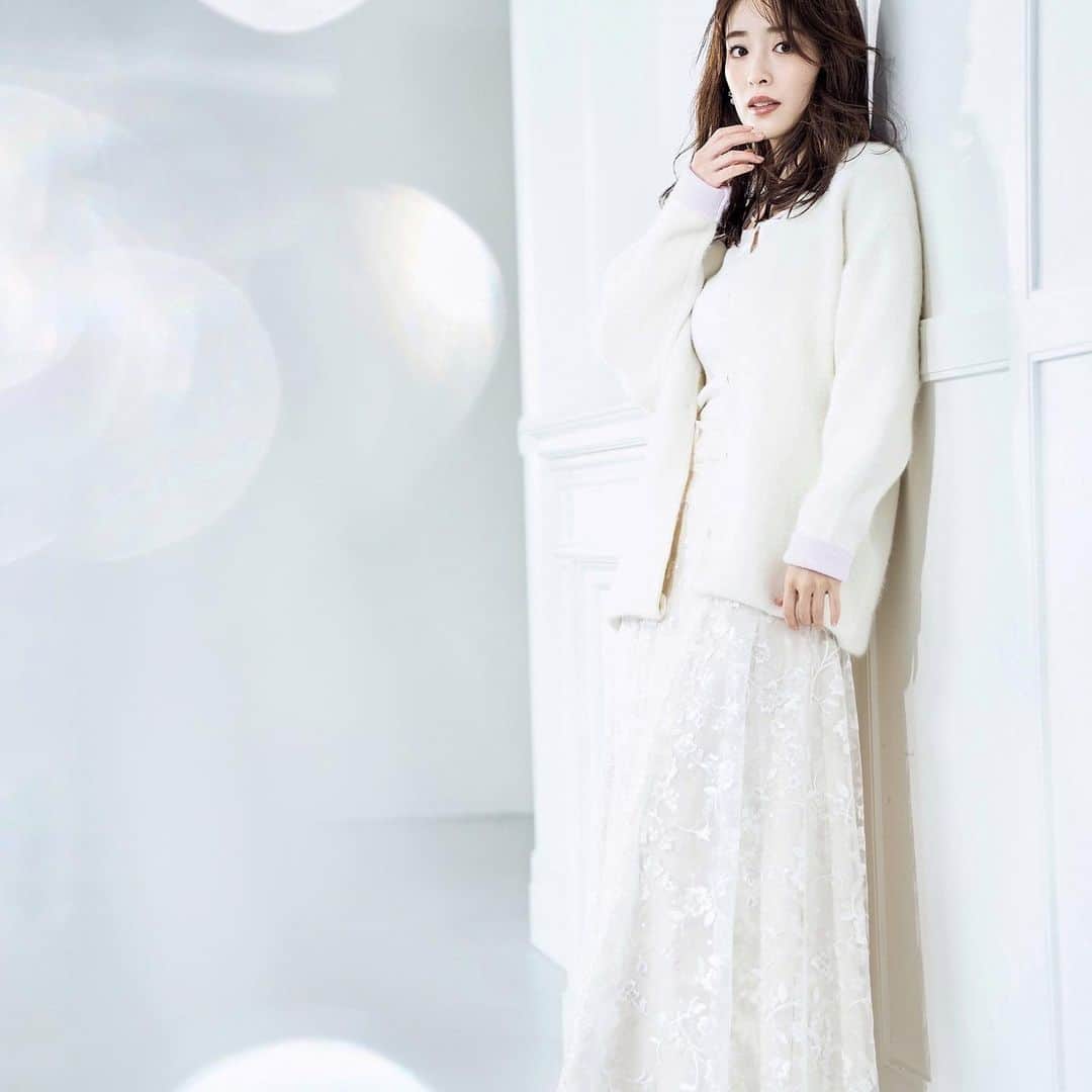 MERCURYDUOのインスタグラム：「《 WEB CATALOG INFO 》  ㅤ ✔10.6(FRI)release!! #泉里香 さんが着るMERCURYDUOの新作コレクション公開！  “prism”  儚げな煌めきと色のハーモニー  日常にちょっとしたときめきと彩りを加えるラインナップ。  今シーズントレンドのスパンコールを用いた 光沢感が目を惹くスカートや、 冬の澄んだ空気に映える柔らかなカラーニットなどを展開します。  シャギーやファーなどの温もりを感じる素材に身を包む、 泉里香さんのどこか儚くスウィートな表情は必見です。  ㅤ #RUNWAYchannel にて特集ページUP！ 泉里香さん着用アイテムを全店舗・WEBにて販売開始！  ———————————————  人気スタッフのコーディネートはこちら ▶︎ @mercuryduo_stylingㅤㅤㅤㅤㅤㅤ  #MERCURYDUO #マーキュリーデュオ #RUNWAYchannel #泉里香 #mercuryduo_izumirika #mm_moteMAGAZINE  ———————————————」