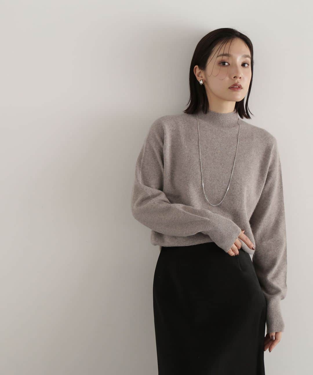 NATURAL BEAUTY BASICさんのインスタグラム写真 - (NATURAL BEAUTY BASICInstagram)「2023 winter NEW ARRIVAL.  ✔FOX混ジェントリーニットシリーズ モックネック ¥7,920 tax in color:モカベージュ /オフ/ピンク/ライトグリーン  size:FR #0173270916  NBBで毎年人気！ フォックスブレンドのふわふわとした風合いの良フォックスブレンドのふわふわとした風合いの良いニットが今年も登場。 モックネックの襟にドロップショルダーでほどよく肌離れするシルエット。裾のリブ編みでキュッと締り、ブラウジングして着ていただけます。 ジャケットやコートインもしやすく、ボトムスは選ばずスカートでもパンツでも合わせられる汎用性の高さも魅力のデザイン。 シーズンスタイルに映えるやさしい色展開は、デイリーに使いやすくておすすめです。  #ニット #モックネックニット #フォックス #フォックスニット #ふわふわニット #カラーニット #ベーシックニット #ウール #冬コーデ #秋コーデ #冬先取り #お出かけコーデ #オフィスコーデ #オフィスカジュアル #通勤コーデ #ワンピースコーデ #大人可愛い #カラーコーデ #着回しコーデ #きれいめカジュアル #ベーシックコーデ #ベーシック #ナチュラルコーデ #トレンドスタイル #シンプルコーデ #ナチュラルビューティーベーシック #naturalbeautybasic」10月8日 18時00分 - naturalbeautybasic_official