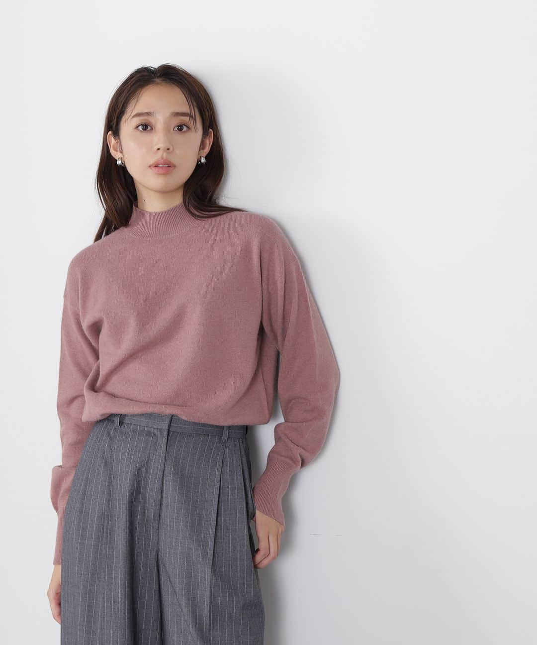 NATURAL BEAUTY BASICさんのインスタグラム写真 - (NATURAL BEAUTY BASICInstagram)「2023 winter NEW ARRIVAL.  ✔FOX混ジェントリーニットシリーズ モックネック ¥7,920 tax in color:モカベージュ /オフ/ピンク/ライトグリーン  size:FR #0173270916  NBBで毎年人気！ フォックスブレンドのふわふわとした風合いの良フォックスブレンドのふわふわとした風合いの良いニットが今年も登場。 モックネックの襟にドロップショルダーでほどよく肌離れするシルエット。裾のリブ編みでキュッと締り、ブラウジングして着ていただけます。 ジャケットやコートインもしやすく、ボトムスは選ばずスカートでもパンツでも合わせられる汎用性の高さも魅力のデザイン。 シーズンスタイルに映えるやさしい色展開は、デイリーに使いやすくておすすめです。  #ニット #モックネックニット #フォックス #フォックスニット #ふわふわニット #カラーニット #ベーシックニット #ウール #冬コーデ #秋コーデ #冬先取り #お出かけコーデ #オフィスコーデ #オフィスカジュアル #通勤コーデ #ワンピースコーデ #大人可愛い #カラーコーデ #着回しコーデ #きれいめカジュアル #ベーシックコーデ #ベーシック #ナチュラルコーデ #トレンドスタイル #シンプルコーデ #ナチュラルビューティーベーシック #naturalbeautybasic」10月8日 18時00分 - naturalbeautybasic_official