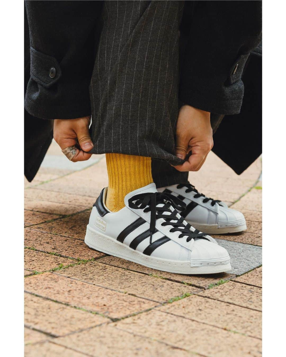 JOURNAL STANDARD relumeさんのインスタグラム写真 - (JOURNAL STANDARD relumeInstagram)「【adidas Originals】SUPERSTAR LUX EXCLUSIVE  アディダスが誇るスーパースターを、ルクスレザーにアップデート。 ルクスレザーを使用したホワイト×ブラックのシンプルな配色モデルは実は今回が初めての展開となっています。  relumeメンズ、レディースで展開する珠玉のシューズを 今回はrelumeの若手メンズスタッフのスタイリングと共にご紹介。  店舗でお買い上げのお客様に数量限定でノベルティのご用意もしております。 詳細は１つ前の投稿をご覧ください。  【10月18日発売】 No. 23093465002430  【adidas Originals】SUPERSTAR LUX relume EXCLUSIVE ¥19,800税込  #adidasoriginals #adidas #superstar #superstarlux #leather #journalstandardrelume  #ジャーナルスタンダードレリューム」10月8日 18時00分 - js_relume