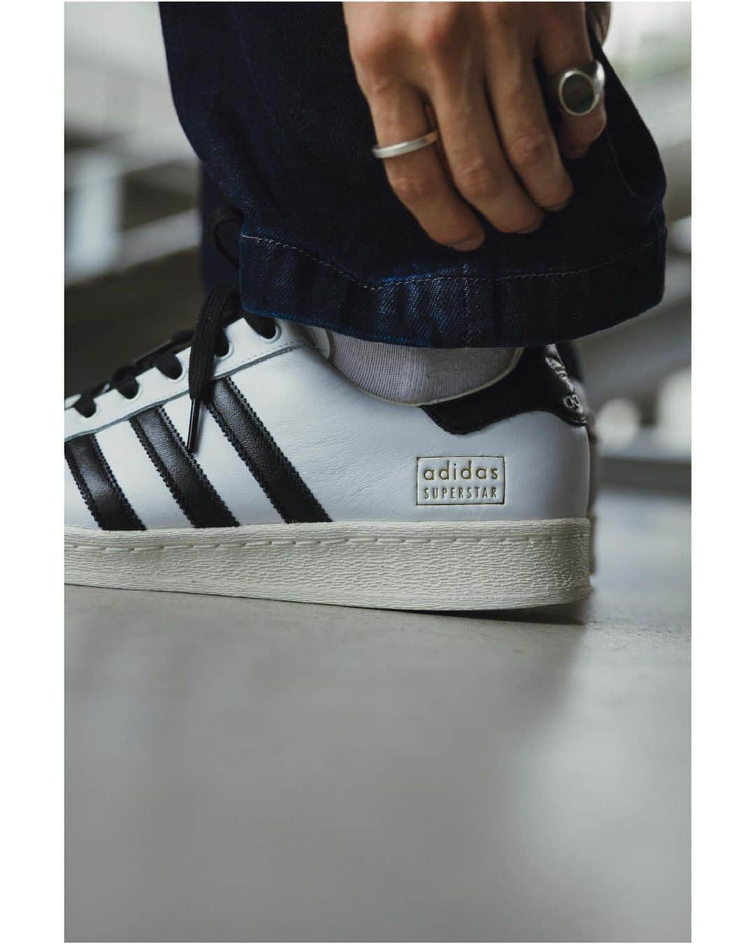 JOURNAL STANDARD relumeさんのインスタグラム写真 - (JOURNAL STANDARD relumeInstagram)「【adidas Originals】SUPERSTAR LUX EXCLUSIVE  アディダスが誇るスーパースターを、ルクスレザーにアップデート。 ルクスレザーを使用したホワイト×ブラックのシンプルな配色モデルは実は今回が初めての展開となっています。  relumeメンズ、レディースで展開する珠玉のシューズを 今回はrelumeの若手メンズスタッフのスタイリングと共にご紹介。  店舗でお買い上げのお客様に数量限定でノベルティのご用意もしております。 詳細は１つ前の投稿をご覧ください。  【10月18日発売】 No. 23093465002430  【adidas Originals】SUPERSTAR LUX relume EXCLUSIVE ¥19,800税込  #adidasoriginals #adidas #superstar #superstarlux #leather #journalstandardrelume  #ジャーナルスタンダードレリューム」10月8日 18時00分 - js_relume