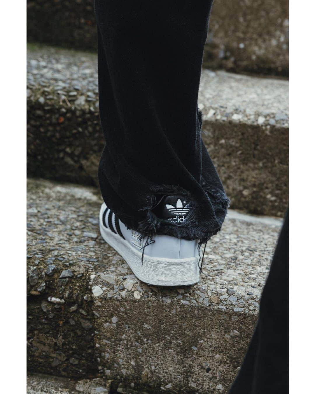 JOURNAL STANDARD relumeさんのインスタグラム写真 - (JOURNAL STANDARD relumeInstagram)「【adidas Originals】SUPERSTAR LUX EXCLUSIVE  アディダスが誇るスーパースターを、ルクスレザーにアップデート。 ルクスレザーを使用したホワイト×ブラックのシンプルな配色モデルは実は今回が初めての展開となっています。  relumeメンズ、レディースで展開する珠玉のシューズを 今回はrelumeの若手メンズスタッフのスタイリングと共にご紹介。  店舗でお買い上げのお客様に数量限定でノベルティのご用意もしております。 詳細は１つ前の投稿をご覧ください。  【10月18日発売】 No. 23093465002430  【adidas Originals】SUPERSTAR LUX relume EXCLUSIVE ¥19,800税込  #adidasoriginals #adidas #superstar #superstarlux #leather #journalstandardrelume  #ジャーナルスタンダードレリューム」10月8日 18時00分 - js_relume