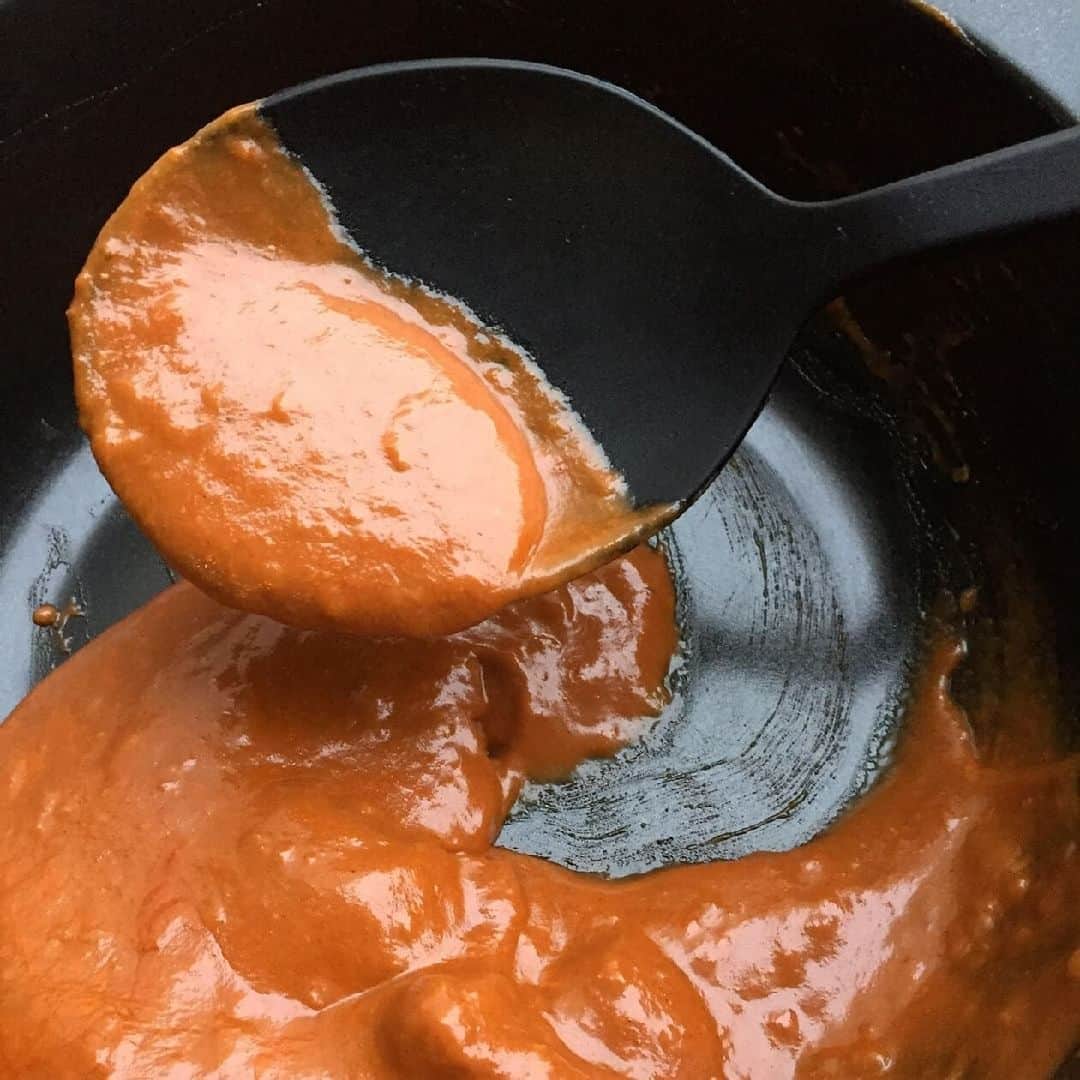 無印良品さんのインスタグラム写真 - (無印良品Instagram)「1本で3役。『シリコーン調理スプーン』 - 炒める、すくう、盛りつけるの3役をこなせる、調理スプーンです。 耐熱温度の高いシリコーン素材でつくりました。  先端に適度なしなりがあるので、鍋やフライパンの食材を残さずきれいにすくい取り、調理器具を傷つけにくいのも特長です。 サイズは、レギュラー・スモールの2サイズを用意しました。  『シリコーンジャムスプーン』は、長い柄で瓶の底にも届きやすくしています。 瓶詰めはもちろん、レトルトパックの食材や缶詰の中身、カップ詰めのヨーグルトなどをかき出すスプーンとしてもおすすめです。 - #無印良品 #MUJI #調理スプーン #調理道具 #キッチン #キッチンツール #キッチングッズ #調理器具 #スプーン #便利 #料理 #暮らし」10月8日 18時00分 - muji_global