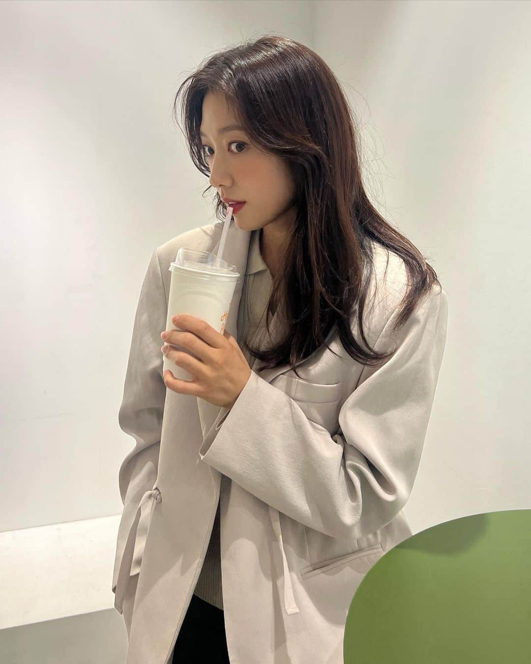 パク・シネのインスタグラム：「☕️☕️☕️☕️☕️☕️ 오른쪽 왼쪽 오른쪽 왼쪽 🤷🏻‍♀️」