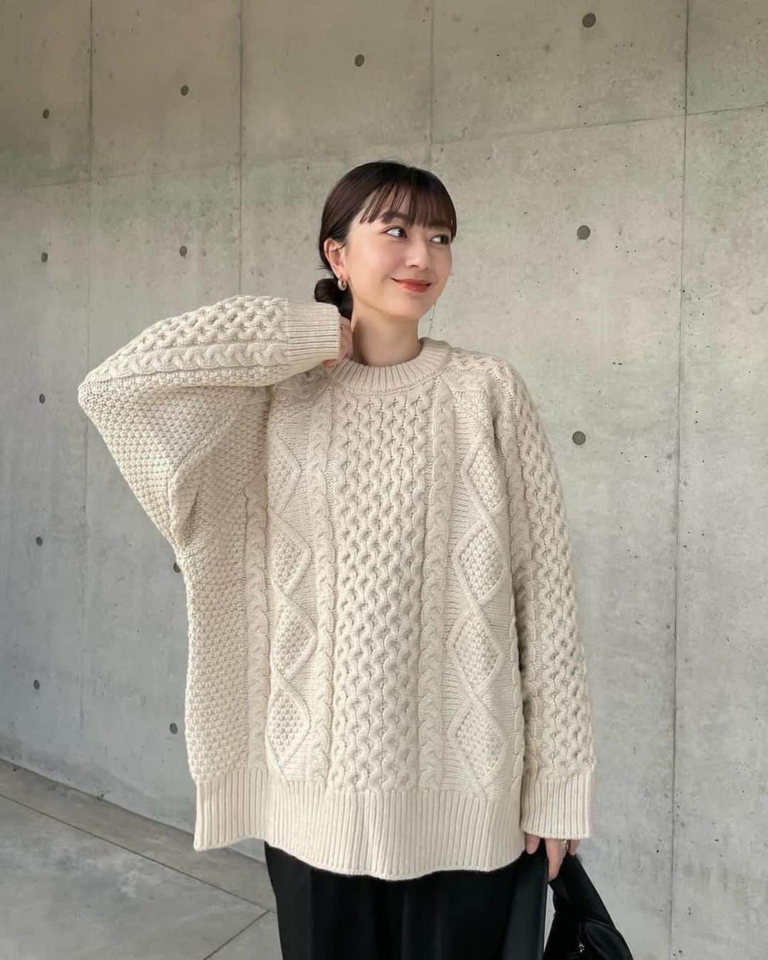 moca さんのインスタグラム写真 - (moca Instagram)「recommend knit . No. 30001106 ヴィンテージライクケーブルニット  ほっこりかわいい冬の愛されケーブルニット。   ヴィンテージニットからデザインソースを落とし込んだ立体的な編地が魅力の1枚です。  ゆるっと感はありながらもオーバーサイズ過ぎない絶妙なサイズ感にこだわって仕上げています。  リブ幅広めで厚みをつけたネック部分もヴィンテージっぽく可愛く着こなせるポイント♪  しっかりと目の詰まった編地で暖かく、360度どこから見てもかわいいアイテムです。   price：7,490yen（tax in) color : アイボリー / グリーン / テラコッタ / ブラック  #selectmoca #セレクトモカ」10月8日 18時09分 - selectmoca