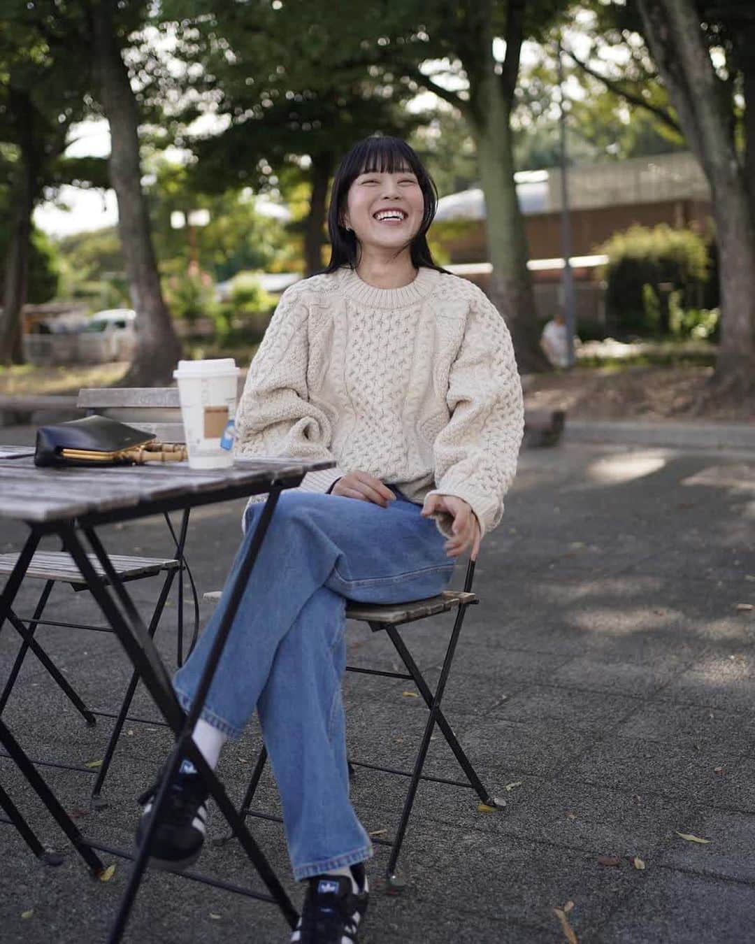 moca さんのインスタグラム写真 - (moca Instagram)「recommend knit . No. 30001106 ヴィンテージライクケーブルニット  ほっこりかわいい冬の愛されケーブルニット。   ヴィンテージニットからデザインソースを落とし込んだ立体的な編地が魅力の1枚です。  ゆるっと感はありながらもオーバーサイズ過ぎない絶妙なサイズ感にこだわって仕上げています。  リブ幅広めで厚みをつけたネック部分もヴィンテージっぽく可愛く着こなせるポイント♪  しっかりと目の詰まった編地で暖かく、360度どこから見てもかわいいアイテムです。   price：7,490yen（tax in) color : アイボリー / グリーン / テラコッタ / ブラック  #selectmoca #セレクトモカ」10月8日 18時09分 - selectmoca