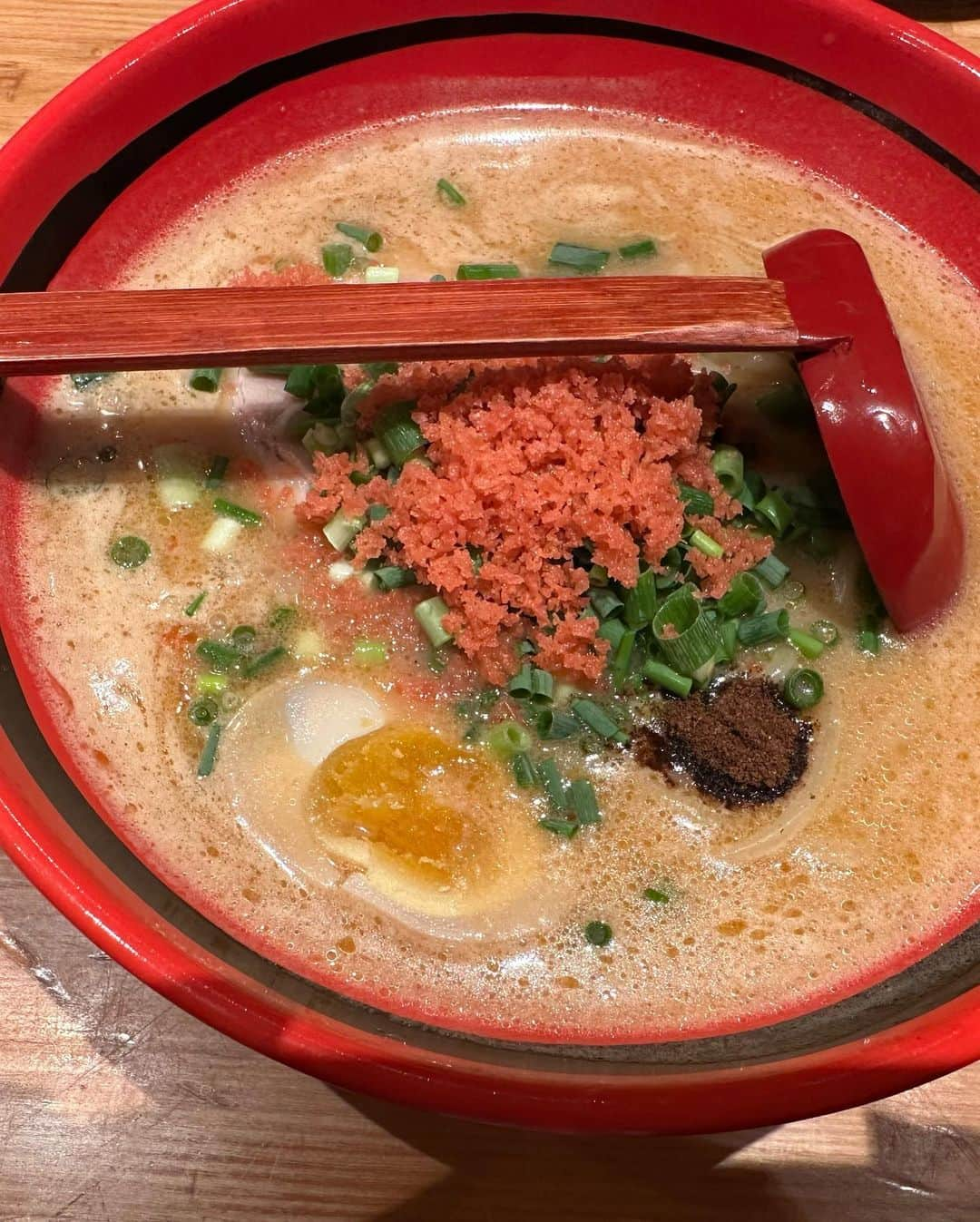 竹本アイラのインスタグラム：「他のお店の情報は→@aira.ar50  新千歳空港で食べたラーメン🍜 ターミナルビル3Fの 北海道ラーメン道場には 札幌、旭川、函館など 全道各地の名店が軒を連ねています。 中でもひときわ行列が長いのが 札幌のえびそば一幻🦐 ススキノのはずれにある本店も 昔から人気でした。  久しぶりに食べたんですが 頼み方が昔と違っていて 間違えてしまいました💦  これはこれで めちゃくちゃ美味しかったんですが ちょっと悔いが残ります。  答えはプロフィール→YouTubeで  #札幌 #札幌グルメ #札幌ラーメン #ラーメンパトロール #新千歳空港 #新千歳空港グルメ」