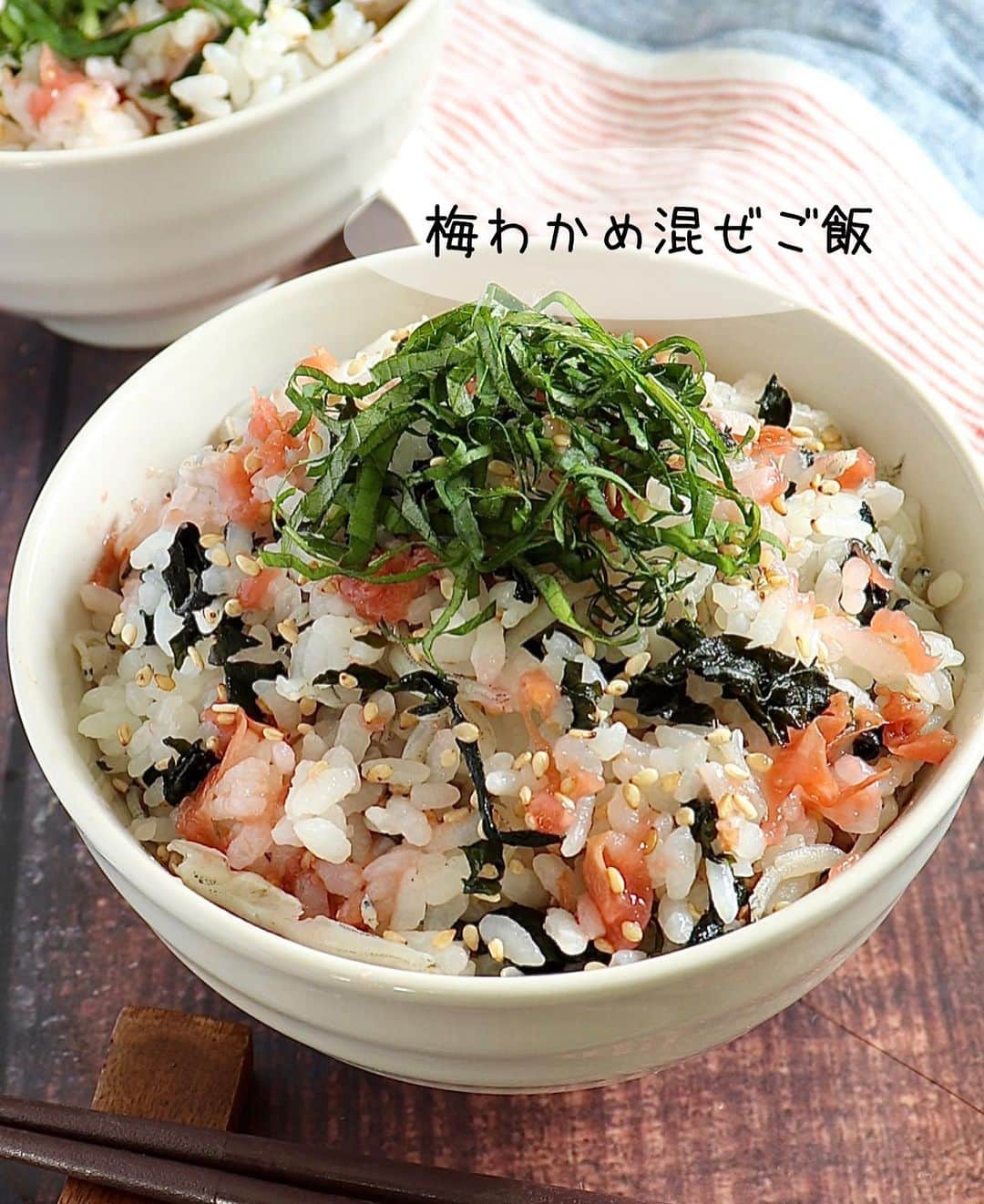 あみんのインスタグラム：「今回はおかず無しでも満足できる梅わかめ混ぜご飯をご紹介します🍚 ⁡ 温かいご飯に混ぜるだけなので、炊き込みご飯よりお手軽で失敗なし💓 ⁡ 忙しい時ほどおススメになっていますよ😋 ⁡ ひじき梅の相性は本当にバッチリで冷めても変わらず美味しく召し上がっていただけます✨ ⁡ ⁡ 🎀梅わかめ混ぜご飯 ⁡ ⁡ 調理時間‥10分 ⁡ ⁡ 《材料》2人分 温かい白ご飯‥400g  乾燥わかめ‥3g 梅干し‥2個 しらす‥30g  刻み大葉‥適量  白だし‥小さじ1 白ごま‥大さじ1 ⁡ ⁡ ⁡ 《作り方》 ① 梅干しは種を取り除き、包丁で叩いてペースト状にする。 ⁡ ⁡ ② 乾燥わかめは、ポリ袋に入れてめん棒などで叩き細かくして水に戻す。 ⁡ ⁡ ③ ボウルに温かい白ご飯、梅肉、しらす、白だし、白ごま、わかめを入れて和える。 ⁡ ⁡ ④ 茶碗に盛り、刻み大葉を乗せる。 ⁡ ⁡ 《ポイント》 こちらのレシピでは、はちみつ梅を使用してます。 お使いの梅干しによって塩加減を調整してください。 ⁡ ⁡ ☘️お知らせ☘️ 「あみんのベスト節約おかず」が全国の書店、Amazonにて発売されてます✨ ⁡ 1週間4人分5,300円以下という我が家のリアル献立をどーん！と2週間分紹介しています😊 買い物リスト付きなのでただ真似していただくだけでOKです💕 ⁡ その他、100円台のおかず、100円以下の副菜などデカ盛りなのに食費が下がる！そんなレシピも盛り沢山❣️ テレビで紹介された高級食材なんちゃっておかずも新作も載せてます📕 ⁡ 本の題名通り、節約を中心とした本ですが、ボリュームのあるおいしいレシピが欲しい！　楽しくなければ続かない！ということで、この本は読んでいて楽しく明るい気持ちになれる誌面を目指して作りました📕 ⁡ しっかり手間をかけつつも、忙しい日はお手軽に。 家族でワイワイホットプレートレシピなども載せています。 ⁡ 少しでも興味を持っていただけた方は@a_min296 ←プロフのリンクからAmazonの予約ページに飛べますので是非ご覧いただけると嬉しいです♥️ ⁡ お手元に届きましたら、本の評価をレビューから★マークでお知らせいただけると嬉しいです😊 ⁡ ⁡ ⁡ #節約レシピ #今日のごはん #レシピ #簡単レシピ  #時短レシピ #食費節約 #おかず #料理 #手作りごはん #お昼ごはん #丁寧な暮らし #クッキングラム #デリスタグラマー #おうちごはん #食費節約 #シンプルな暮らし #てづくりごはん365 #豊かな食卓 #フーディーテーブル #ダイエット #ダイエット飯 #ダイエットレシピ」