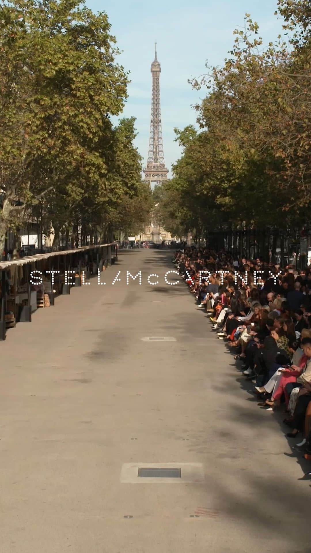 のインスタグラム：「STELLA’S SUSTAINABLE MARKET: Summer 2024 is an exploration of Stella’s roots in music, her parents’ relationship and shared wardrobes, and a care for animals and Mother Earth.  The eclectic, ageless collection blurs the lines between genders and generations – reinterpreting pieces from Stella’s archive as well as those she borrowed from her parents, and her daughters now borrow from her.   The Marché Saxe-Breteuil in Paris is transformed into #StellasSustainableMarket – comprising 21 stalls, inviting guests and the public to experience the pioneering materials featured in the collection, meet sustainable innovators and explore themes related to Stella.   The collection is crafted from 95% conscious materials, making Summer 2024 our most responsible offering to date. The show features exclusive wearable art by @AndrewLoganSculptor, made from recycled glass.  Discover the full #StellaSummer24 runway collection at stellamccartney.com.  #StellaMcCartney #ParisFashionWeek #PFW」