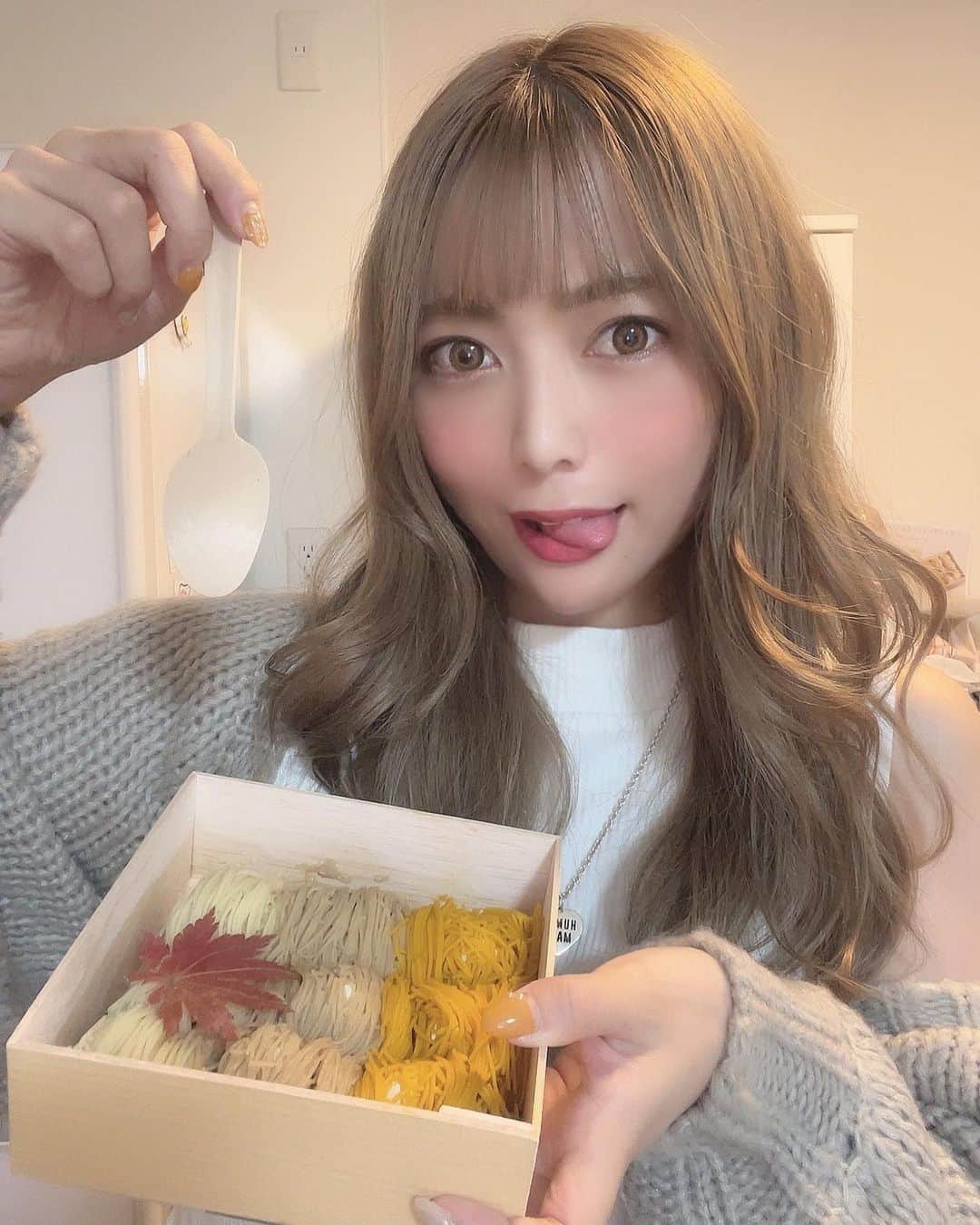 のインスタグラム：「いただきまーす😋❤️ . 百万石水晶✨ 金沢銘菓 高級和栗モンブラン専門店の いも栗カボチャ 🍠🌰🎃 . ぎっしり詰まった 極細のモンブランペースト💕 見た目もきれいでおいしそー🤤！ . 下が葛餅になってるから あっさりしてて食べやすかったです😋♡ 手土産やご褒美におすすめ✨ . . #いも栗カボチャ #お取り寄せスイーツ  #お取り寄せグルメ #グルメ #グルメ女子  #モンブラン #スイーツ #手土産  #手土産スイーツ #instalike #instagood」