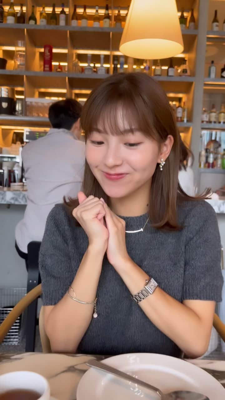 のインスタグラム：「お休みには 大好きなレモンパイを🍋☺️🥰🫶笑  砕けたザクザク食感のタルトと 甘酸っぱくなめらかなレモンカスタードクリーム それを上のふわふわメレンゲと共に 一気にスプーンで掬い上げると、  はい、笑顔☺️🫶笑  #theappologinza  #銀座グルメ#銀座ランチ #秋コーデ#zara」