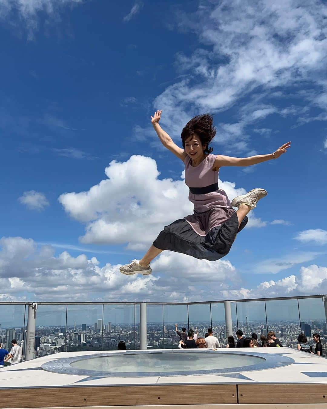 佐藤彩さんのインスタグラム写真 - (佐藤彩Instagram)「空へ！！  いっぱいジャンプした日😂  . 飛びたい！ 躍動感のある写真を撮りたい！ という願いを叶えようと 撮影に付き合ってくれた友達に感謝🥹🙌  #空 #sky #空へ #飛びたい #新たな #未来へ #ジャンプ #躍動感 #shibuyasky #渋谷スカイ #絶景 #9月の思い出 #振り返り」10月8日 18時07分 - hbc_ayasato