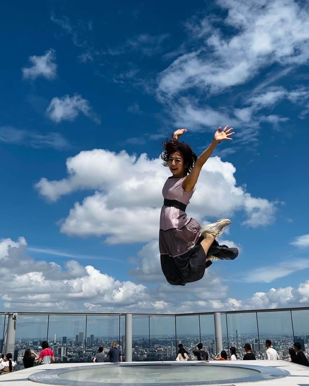 佐藤彩さんのインスタグラム写真 - (佐藤彩Instagram)「空へ！！  いっぱいジャンプした日😂  . 飛びたい！ 躍動感のある写真を撮りたい！ という願いを叶えようと 撮影に付き合ってくれた友達に感謝🥹🙌  #空 #sky #空へ #飛びたい #新たな #未来へ #ジャンプ #躍動感 #shibuyasky #渋谷スカイ #絶景 #9月の思い出 #振り返り」10月8日 18時07分 - hbc_ayasato