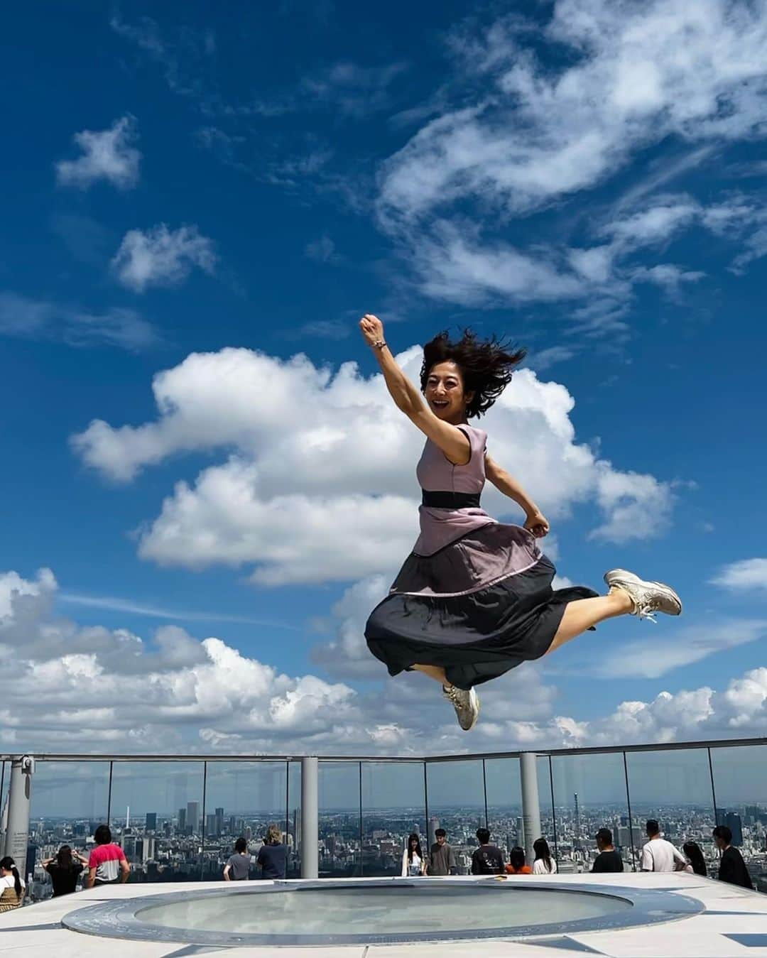 佐藤彩のインスタグラム：「空へ！！  いっぱいジャンプした日😂  . 飛びたい！ 躍動感のある写真を撮りたい！ という願いを叶えようと 撮影に付き合ってくれた友達に感謝🥹🙌  #空 #sky #空へ #飛びたい #新たな #未来へ #ジャンプ #躍動感 #shibuyasky #渋谷スカイ #絶景 #9月の思い出 #振り返り」