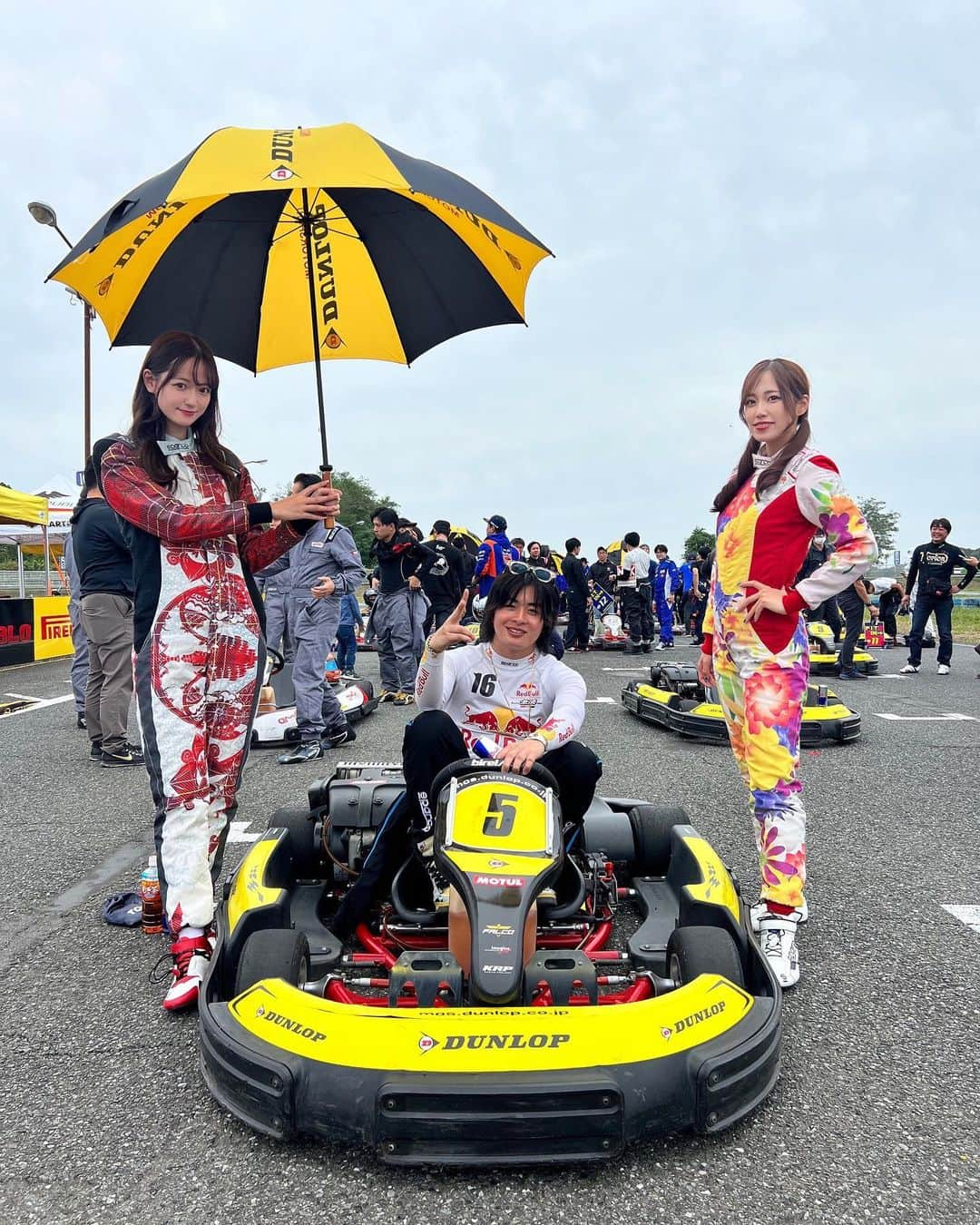 りなぴよのインスタグラム：「🏁  #SPARCOFEST 2023 ご来場ありがとうございました🥹‼️  『SPARCO CUP』盛り上がりましたね！ 3時間あっという間だったし、 久しぶりのカートたのしすぎた🔥  全身SPARCOコーデで臨みました‼️  赤✖︎黒でコーディネートを組んでみたよっ！ おしゃれなレーシングスーツでおすすめです✨  なんと、STIのeモータースポーツの上保監督が 私たちのチームに参加してくれました😳😳🏁  皆さんもご参加ありがとうございました‼️  とても楽しい時間を過ごせました🔥  お疲れ様でした！！  #pr #SPARCO #SPARCOFEST   ・」