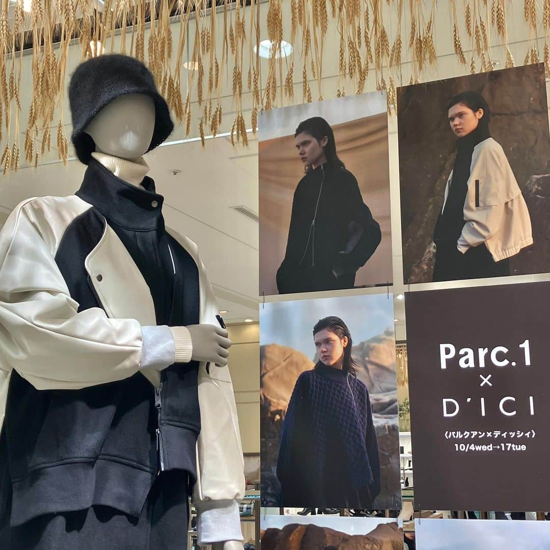 daimarusapporoのインスタグラム：「大人の秋服×秋シューズ🌾 2階 婦人靴売場で〈parc1〉×〈DICI〉期間限定ショップを開催中！  モードな雰囲気のファッションと、歩きやすさにもこだわったシューズブランドのコラボPOPUP🎊 トップスやワンピース、ブーツやスニーカーなどがそろいました。  パイソン柄やメタリックがファッションのポイントになりそうなシューズは、この時期から活躍してくれそう。 レイヤード風のアウターやカラーバリエーション豊富なトップスも、他にはないデザインが印象的です。  コーディネートを考えるのが楽しくなる期間限定ショップ、ぜひ店頭でご覧ください🍁  ※10/17(火)まで  #大丸札幌 #parc1 #duci #ブーツ #秋ブーツ #ショートブーツ #ブーツコーデ #秋服 #秋服コーデ #秋アウター」