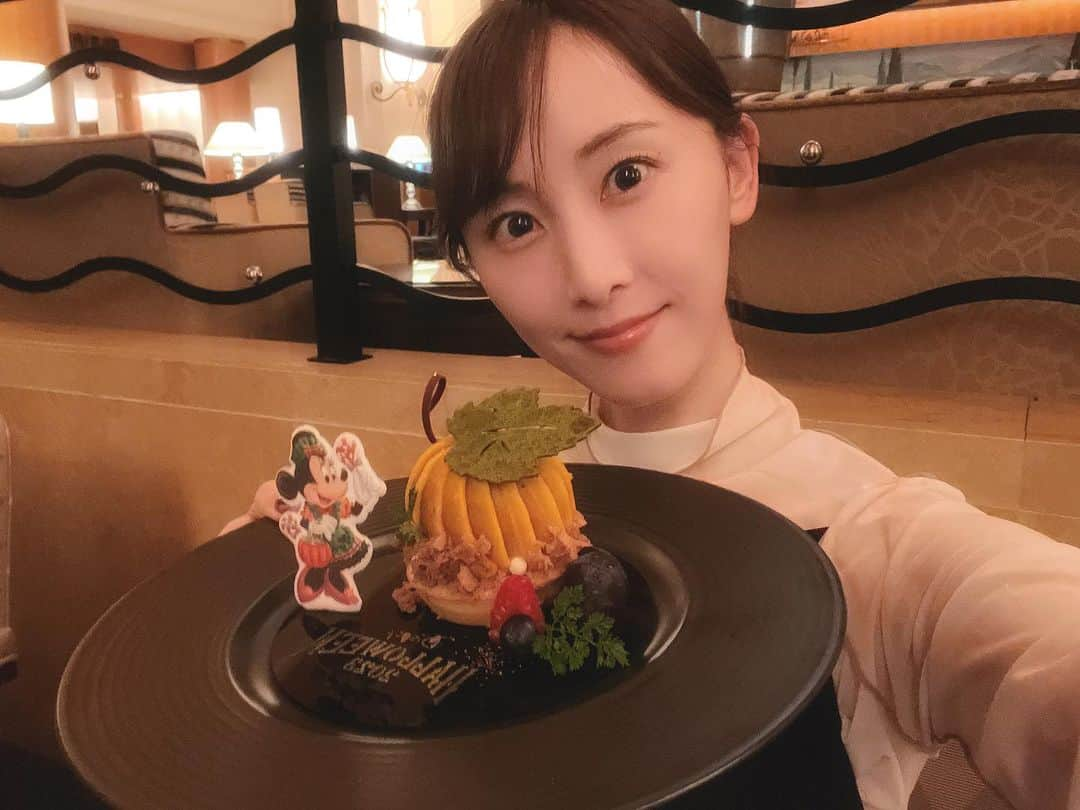 松井玲奈のインスタグラム：「ハイピリオン・ラウンジの“ディズニー・ハロウィーン”ケーキセットを食べてきました✨ 見た目はかぼちゃだけど、中身はなんとブルーベリーのムース。 土台部分はキャラメル風味のチーズケーキでブルーベリーとも、かぼちゃのムースともよく合う。 かぼちゃの後味が美味しかったし、ハロウィンのケーキを食べることができて良かった！ スペシャルドリンクも頼んで、バッチリミニーちゃんのチャームももらいました🎀💓 #ハイピリオンラウンジ」