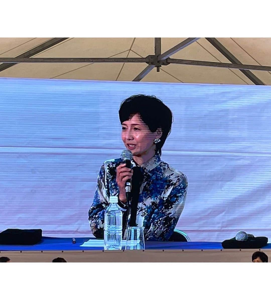 水野真紀さんのインスタグラム写真 - (水野真紀Instagram)「本日イベントでの着用衣装です。  あいにくの雨模様☂️でも、立派なテントが設営されていて安堵致しました🙆🏻‍♀️  袖部分のレースとリボンテープの取り合わせが効いておりますね。 カルロス・トシキ氏来日中につき、LIVEに家事にボランティアに仕事に1000%の気合いで取り組んでおります。 しかし、やること多すぎて食事がおろそかに😅💦 今朝体重測ったら、出産後の最軽量値レベルになっていてびっくりしました😂 気のせいか、ほうれい線が深くなっているような、、、いゃ、気のせいじゃないわね😱💦 仕事先で頂いたお弁当🍱帰路ゆっくり頂きます🙏😊  ◎花柄ブラウス、花柄スカート #Adonisis  【衣装協力】 BROS　 箕面市船場東3丁目2-11　 TEL：072-749-2030　 @bros_select  ●黒リボン、ピアス、ブーツ スタイリスト私物  #カルロストシキ」10月8日 18時12分 - maki_mizuno_official