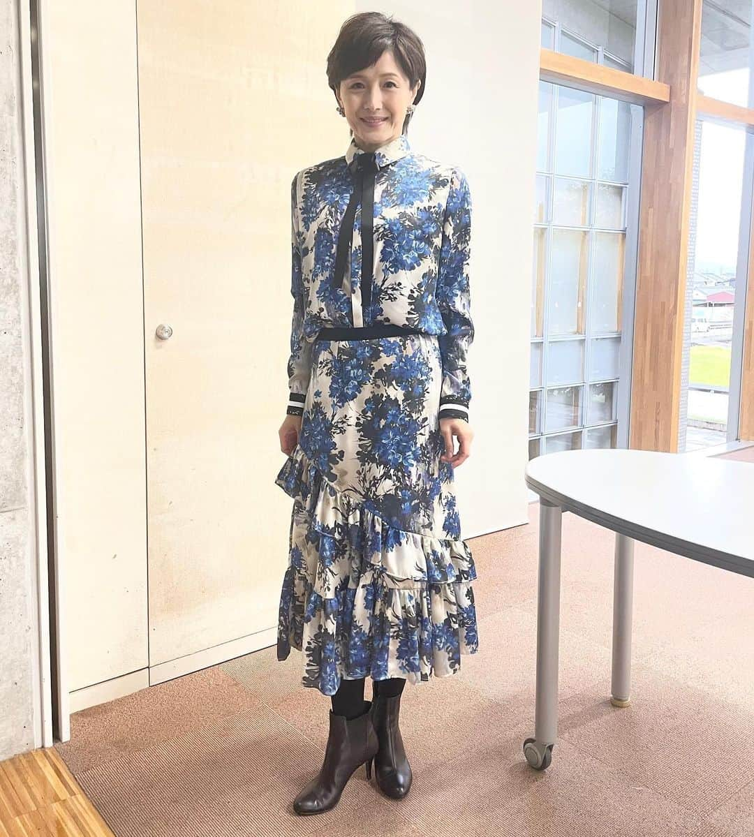 水野真紀さんのインスタグラム写真 - (水野真紀Instagram)「本日イベントでの着用衣装です。  あいにくの雨模様☂️でも、立派なテントが設営されていて安堵致しました🙆🏻‍♀️  袖部分のレースとリボンテープの取り合わせが効いておりますね。 カルロス・トシキ氏来日中につき、LIVEに家事にボランティアに仕事に1000%の気合いで取り組んでおります。 しかし、やること多すぎて食事がおろそかに😅💦 今朝体重測ったら、出産後の最軽量値レベルになっていてびっくりしました😂 気のせいか、ほうれい線が深くなっているような、、、いゃ、気のせいじゃないわね😱💦 仕事先で頂いたお弁当🍱帰路ゆっくり頂きます🙏😊  ◎花柄ブラウス、花柄スカート #Adonisis  【衣装協力】 BROS　 箕面市船場東3丁目2-11　 TEL：072-749-2030　 @bros_select  ●黒リボン、ピアス、ブーツ スタイリスト私物  #カルロストシキ」10月8日 18時12分 - maki_mizuno_official