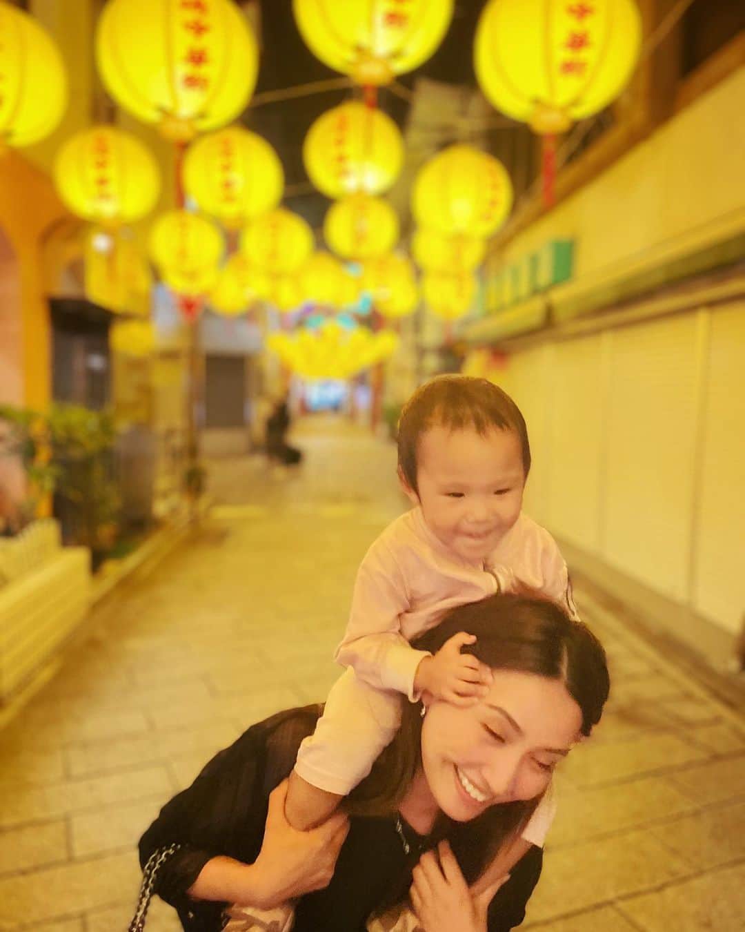 水野佑香さんのインスタグラム写真 - (水野佑香Instagram)「1週間前は家族旅行で 長崎にいたのが嘘みたいに 時間がたっているように感じる。  3枚目の顔ヤバいよね（笑）  #理想と現実 #長崎中華街   やっぱ、旅行は楽しい🩷  子供達の笑顔が見れると 嬉しくなっちゃう時、 私もちゃんと親になれたかな？ と思える瞬間（笑）  新しい街・新しい発見💡  長崎は初めてだったけど、 小さい子供と一緒に楽しめて 大好きになりました🩷  あんまりvlog の需要ないんだけど 長崎旅をYouTubeで作ろうと思ってるけど、どー思う？  #長崎  #長崎旅行  #長崎市  #長崎観光  #家族旅行  #家族でお出かけ  #子供のいる暮らし  #子連れ旅行  #子連れお出かけ  #パパカメラマン  #水野祐香  #加齢に負けず華麗に生きる」10月8日 18時12分 - mizuno_yuka