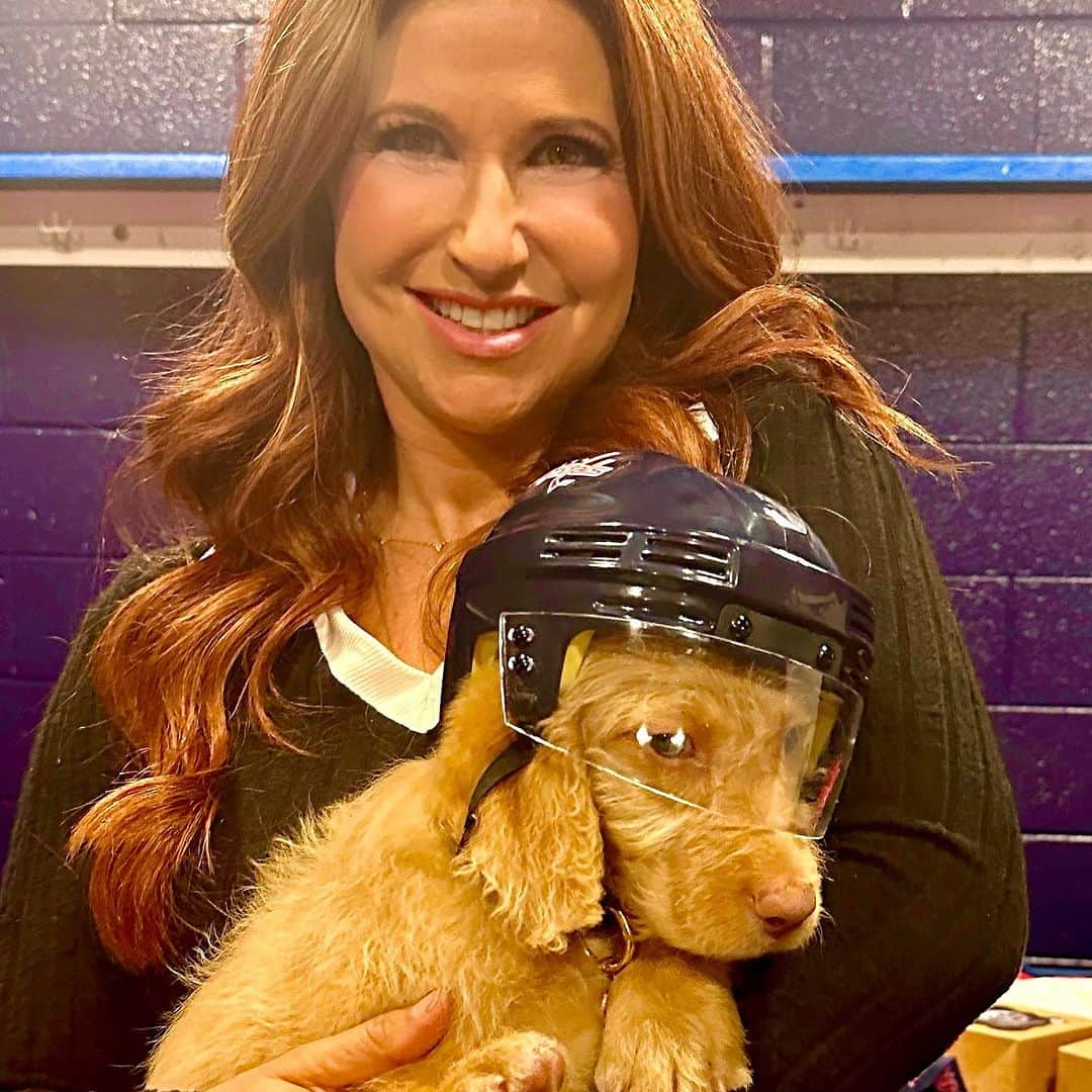 レイチェル・ニコルズさんのインスタグラム写真 - (レイチェル・ニコルズInstagram)「Work < work with puppies. And yes that third dog *is* wearing a hockey helmet, thank you.  @capitals  @wolftrapanimalrescue」10月9日 1時35分 - rachel_nichols