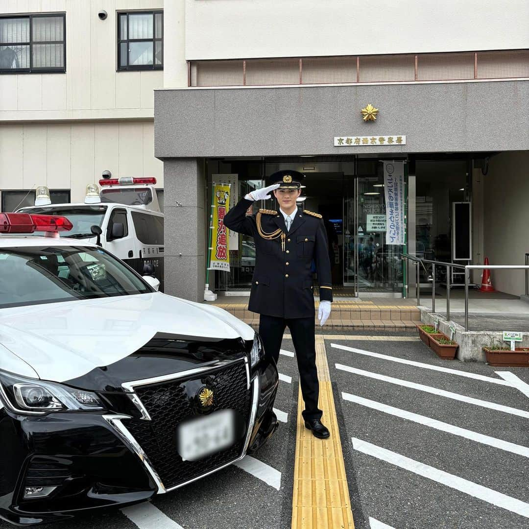 簡秀吉さんのインスタグラム写真 - (簡秀吉Instagram)「京都府西京警察署にて 『一日警察署長』を務めさせて頂きました👮  近年自転車の盗難など泥棒さんが増えてきたから 皆さん気をつけて安全に日々の生活過ごして下さいね。  本当に貴重な体験をさせて頂きました 雨の中お越し下さった皆さん有り難う御座いました！ 風邪引かないようにね！」10月8日 18時15分 - hideyoshi_kan_official