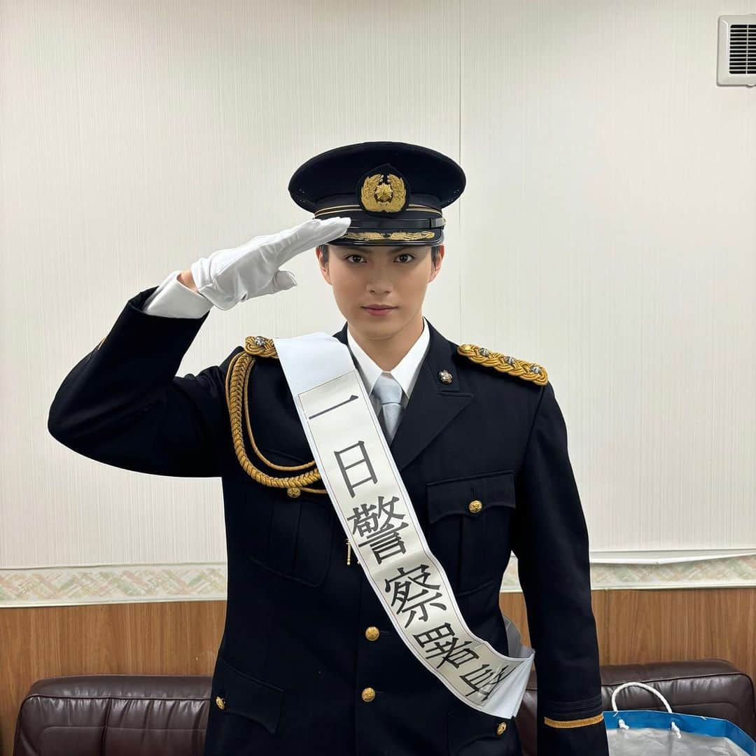 簡秀吉さんのインスタグラム写真 - (簡秀吉Instagram)「京都府西京警察署にて 『一日警察署長』を務めさせて頂きました👮  近年自転車の盗難など泥棒さんが増えてきたから 皆さん気をつけて安全に日々の生活過ごして下さいね。  本当に貴重な体験をさせて頂きました 雨の中お越し下さった皆さん有り難う御座いました！ 風邪引かないようにね！」10月8日 18時15分 - hideyoshi_kan_official