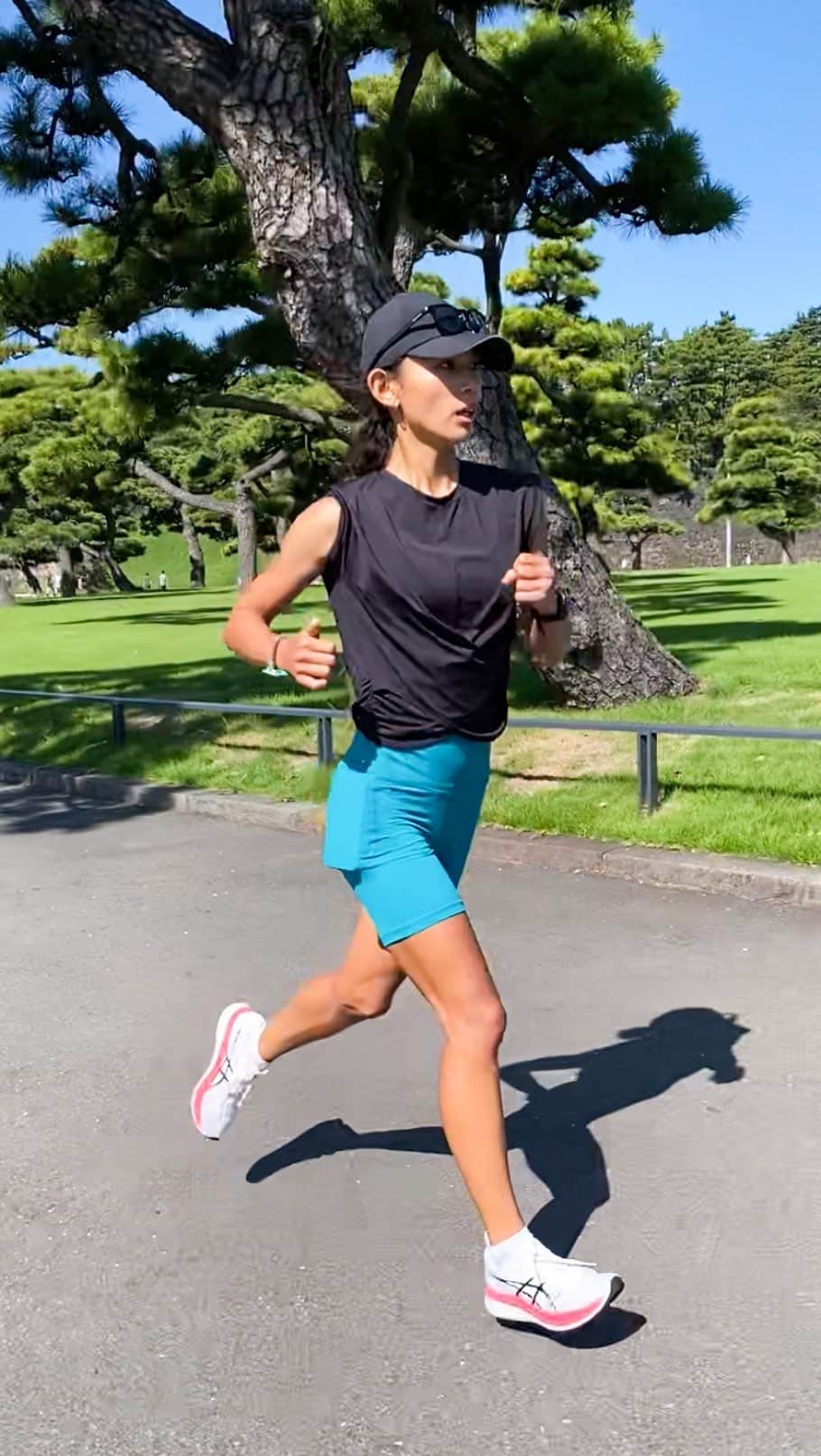 坪井ミサトのインスタグラム：「レース前最後のロング走🏃‍♀️🔥  前日にお肉を食べてしまい まさかの胃が不調🫨 ロング走前にお肉はダメだと 学びました…😂笑  本当は30km走りたかったけど 限界を感じたので20kmで一旦終了。 座りながら水分補給してると 胃の違和感がマシになったので、 もう5kmだけ走ろうとおかわりrun🏃‍♀️  "レース本番後悔しないため" また走り出して良かった！  一緒に走ってくれたみなさま ありがとうございました🤝  明日は群馬県高崎市で行われる 〜子宮頸がん 予防啓発がコンセプト〜 【高崎美スタイルマラソン】@bistylerun  5kmの部を走ります🏃‍♀️  実はこの大会に出るのは２回目！ また呼んでいただけて光栄です😌 雨予報ですが元気いっぱい走ってきます💪🏽  #マラソン #マラソンシーズン #run #running #高崎美スタイルマラソン」