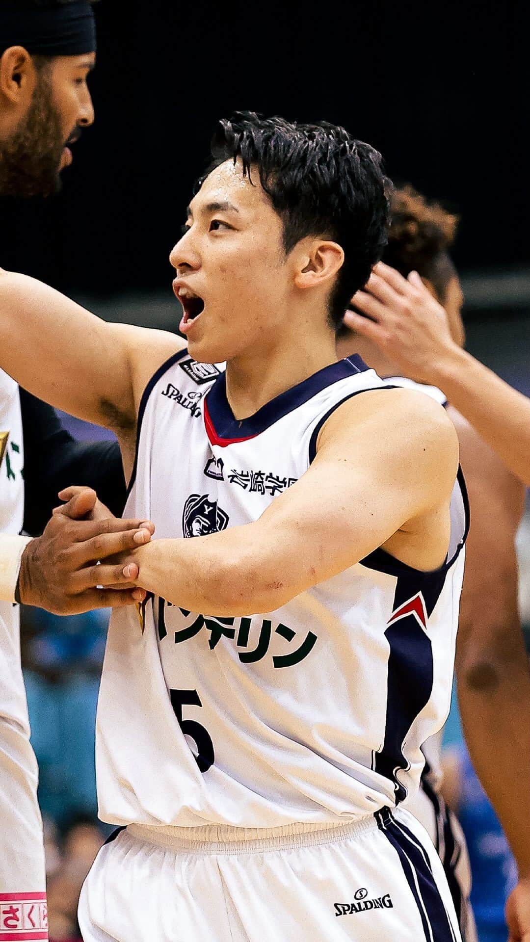 のインスタグラム：「ハマの救世主コンビ #河村勇輝 & #キング開 ☠️🚢 わかっていても止められないクラッチスリーと痺れるようなクラッチブロック！！  試合後には戦友 ＃チャールズジャクソン と健闘を讃え合う抱擁🤝  #横浜ビーコルセアーズ #Bリーグ」